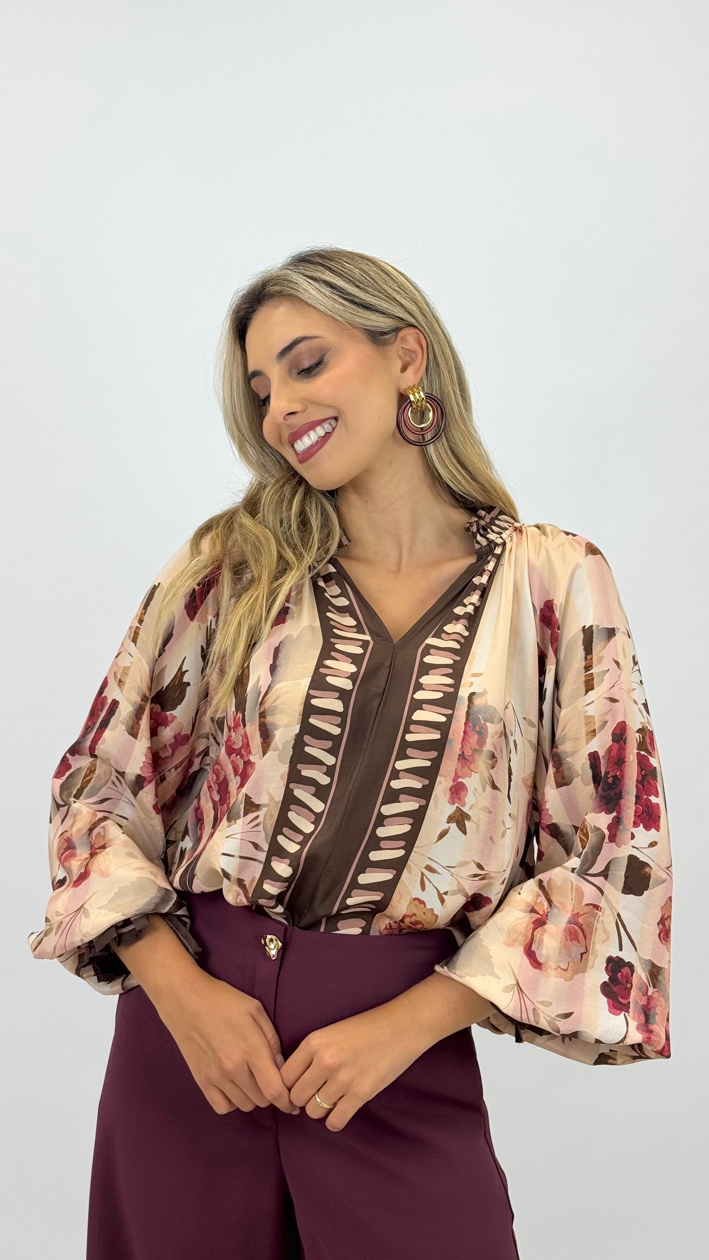Blusa estampado floral tons bordeaux, castanho e pérola