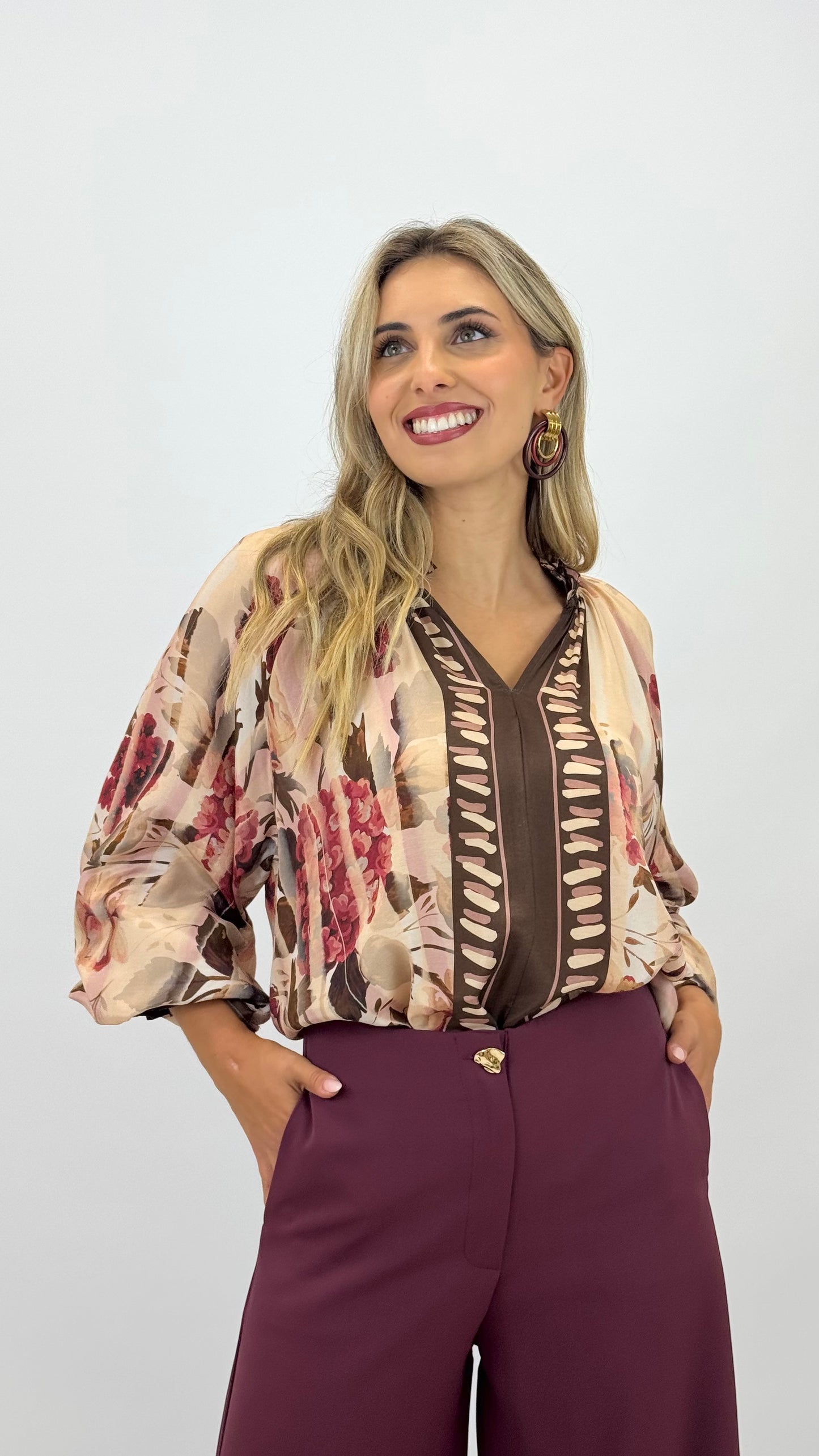 Blusa estampado floral tons bordeaux, castanho e pérola