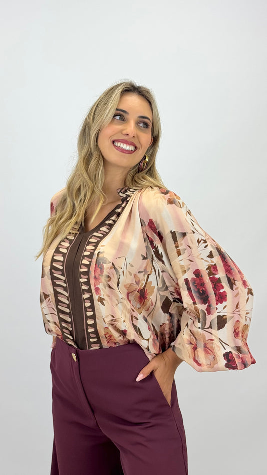 Blusa estampado floral tons bordeaux, castanho e pérola