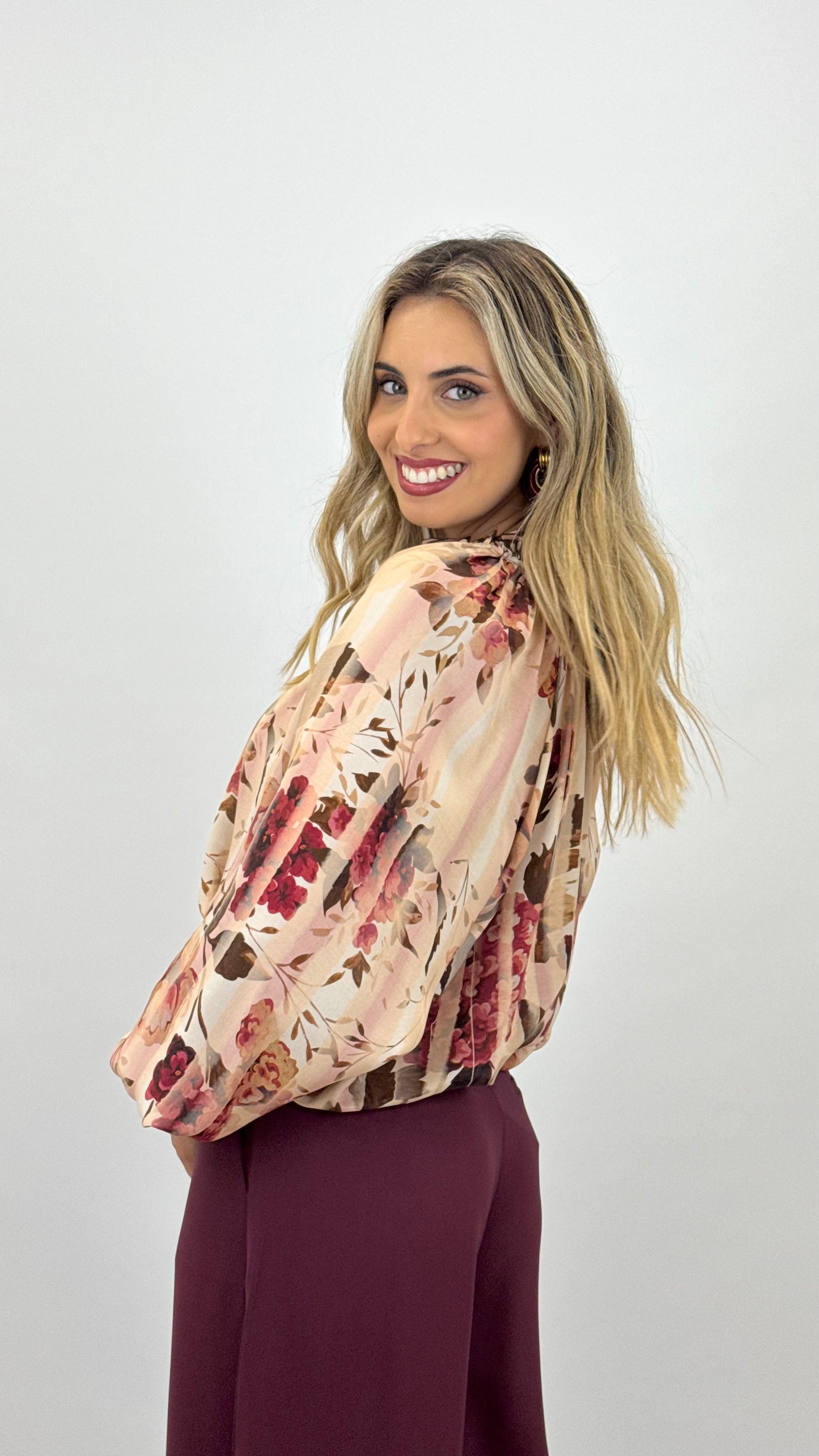 Blusa estampado floral tons bordeaux, castanho e pérola