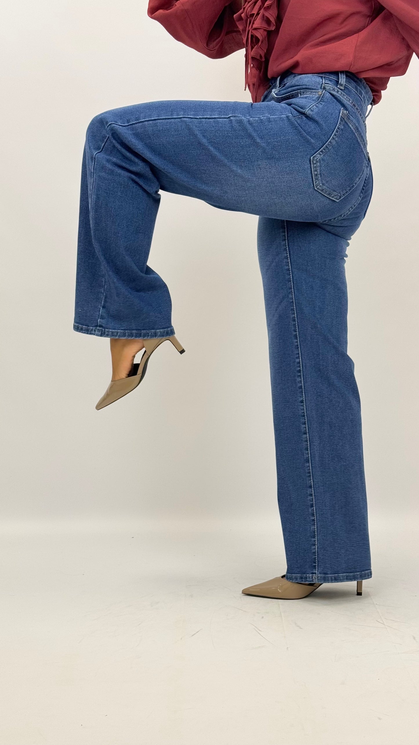 Calça ganga-escura elástica modelo wide-leg