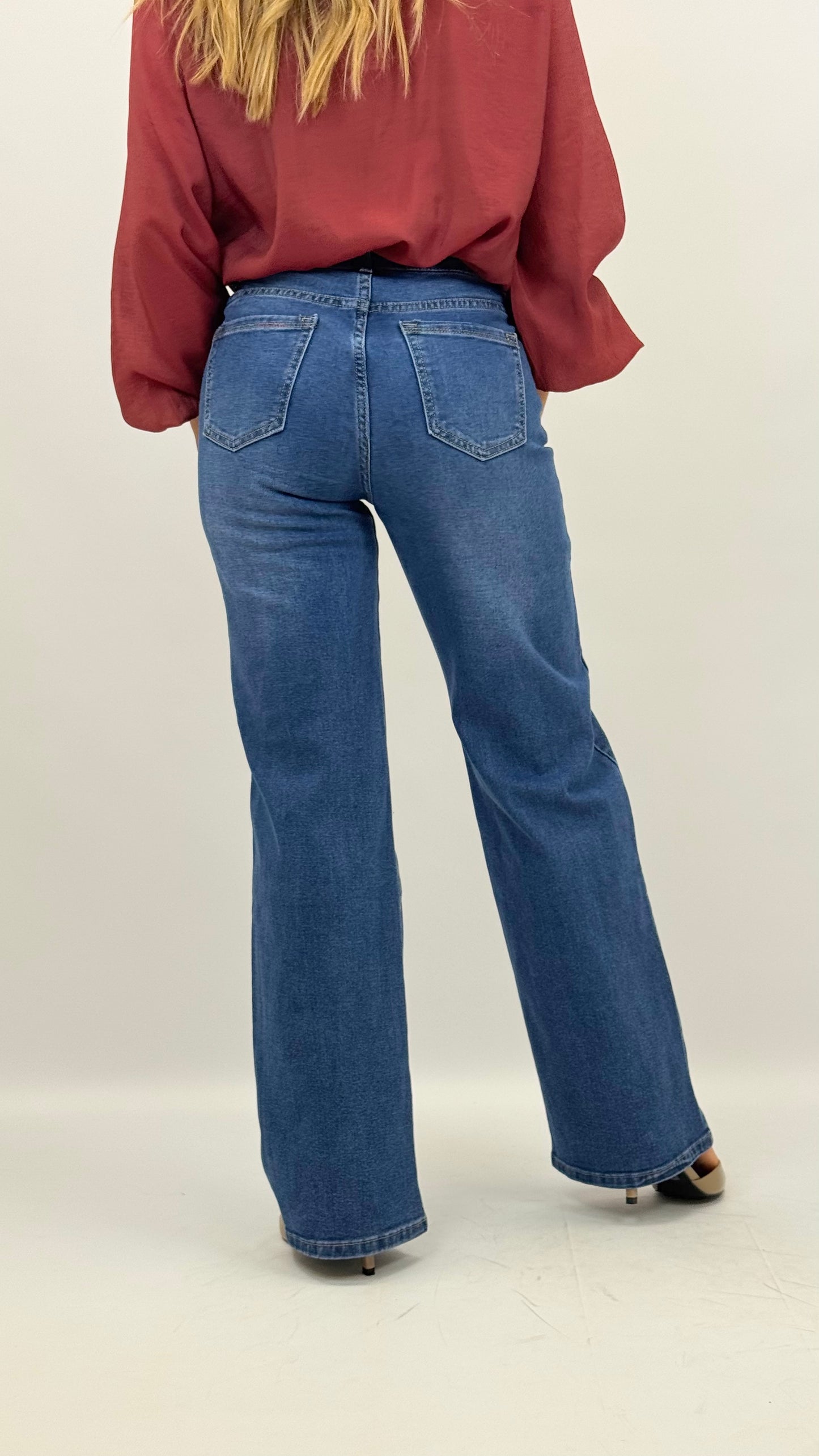 Calça ganga-escura elástica modelo wide-leg