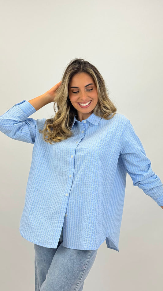 Camisa azul-bebé com risquinhas