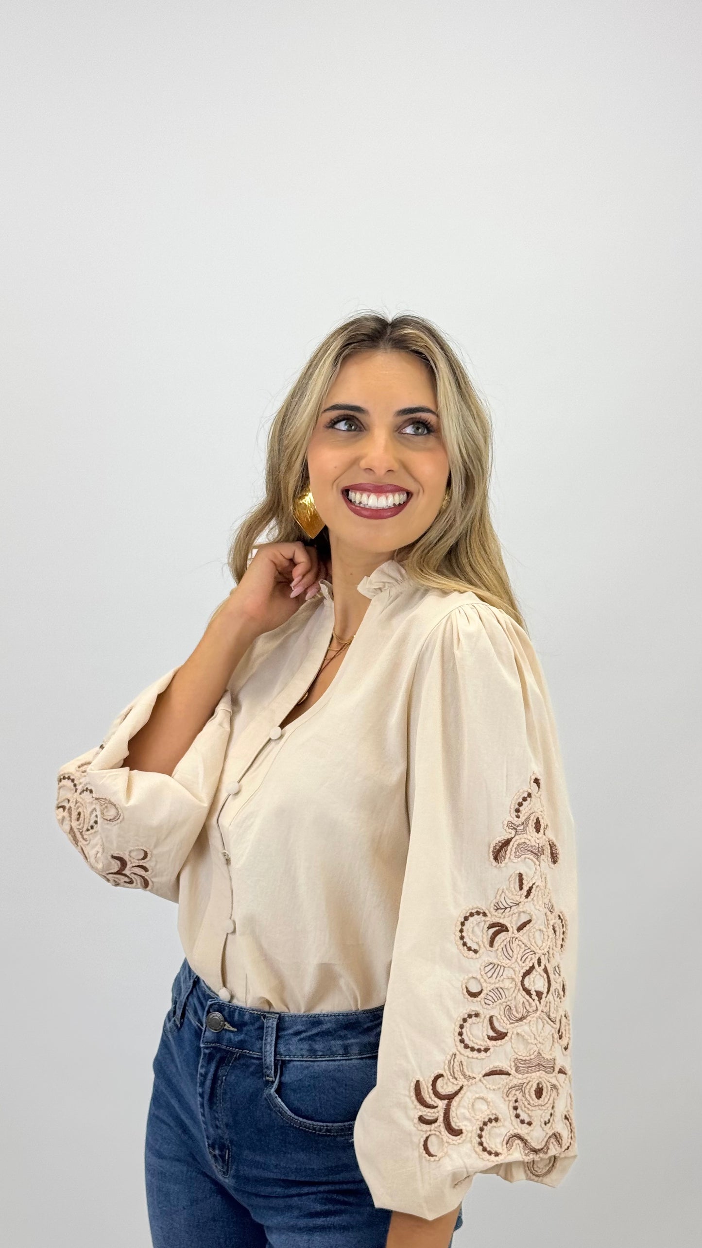 Blusa algodão bege com bordados em relevo