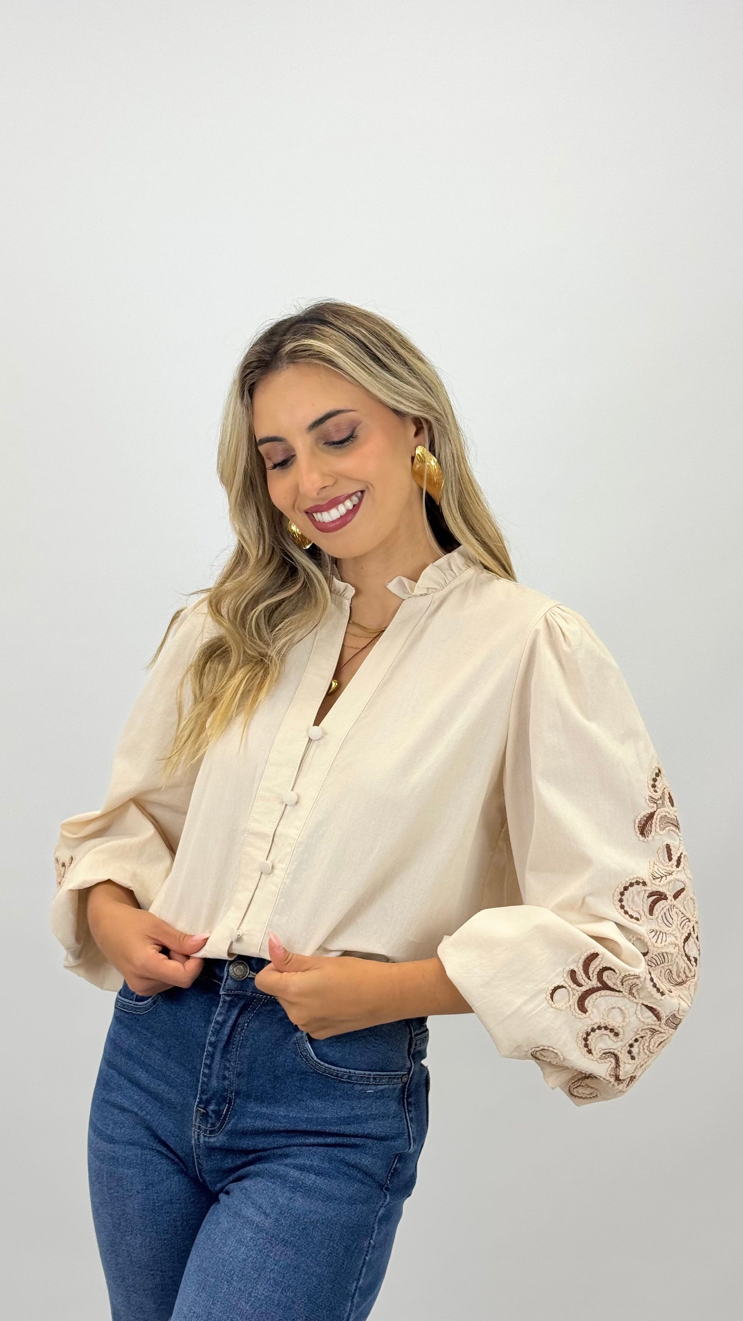 Blusa algodão bege com bordados em relevo