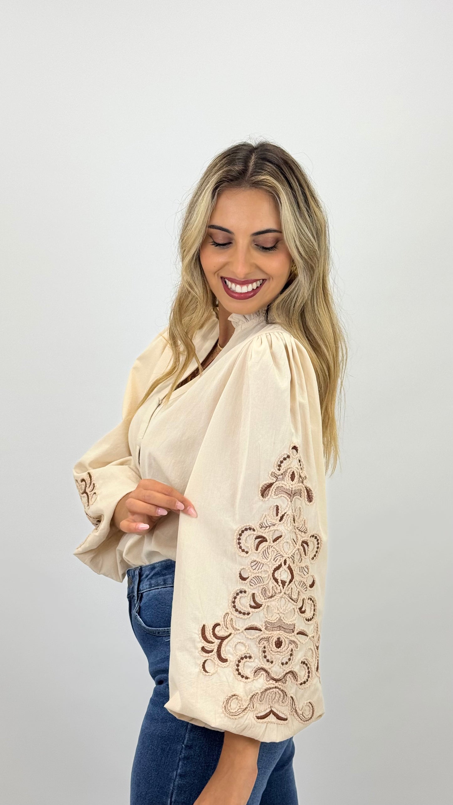 Blusa algodão bege com bordados em relevo