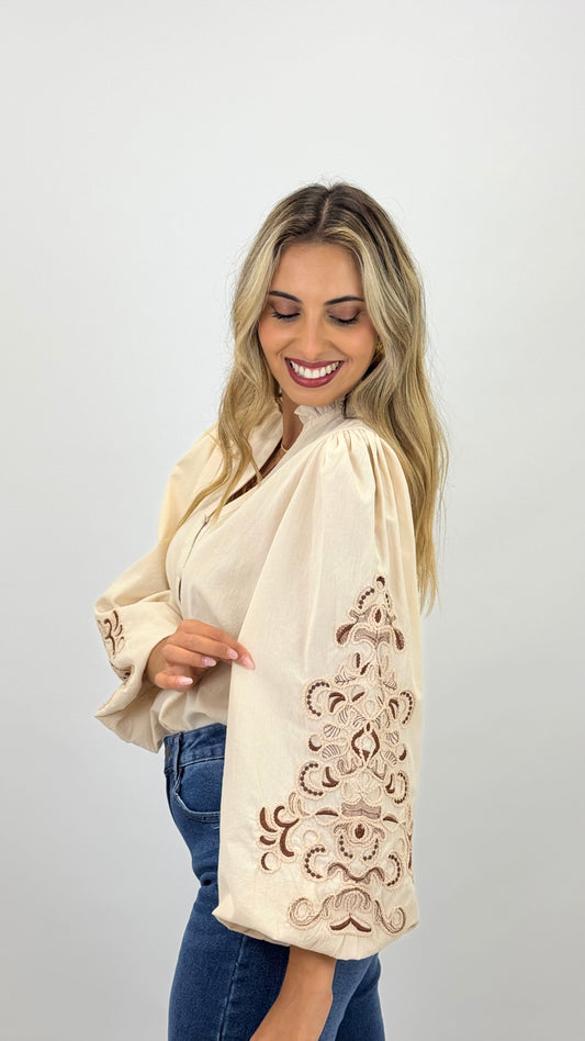 Blusa algodão bege com bordados em relevo