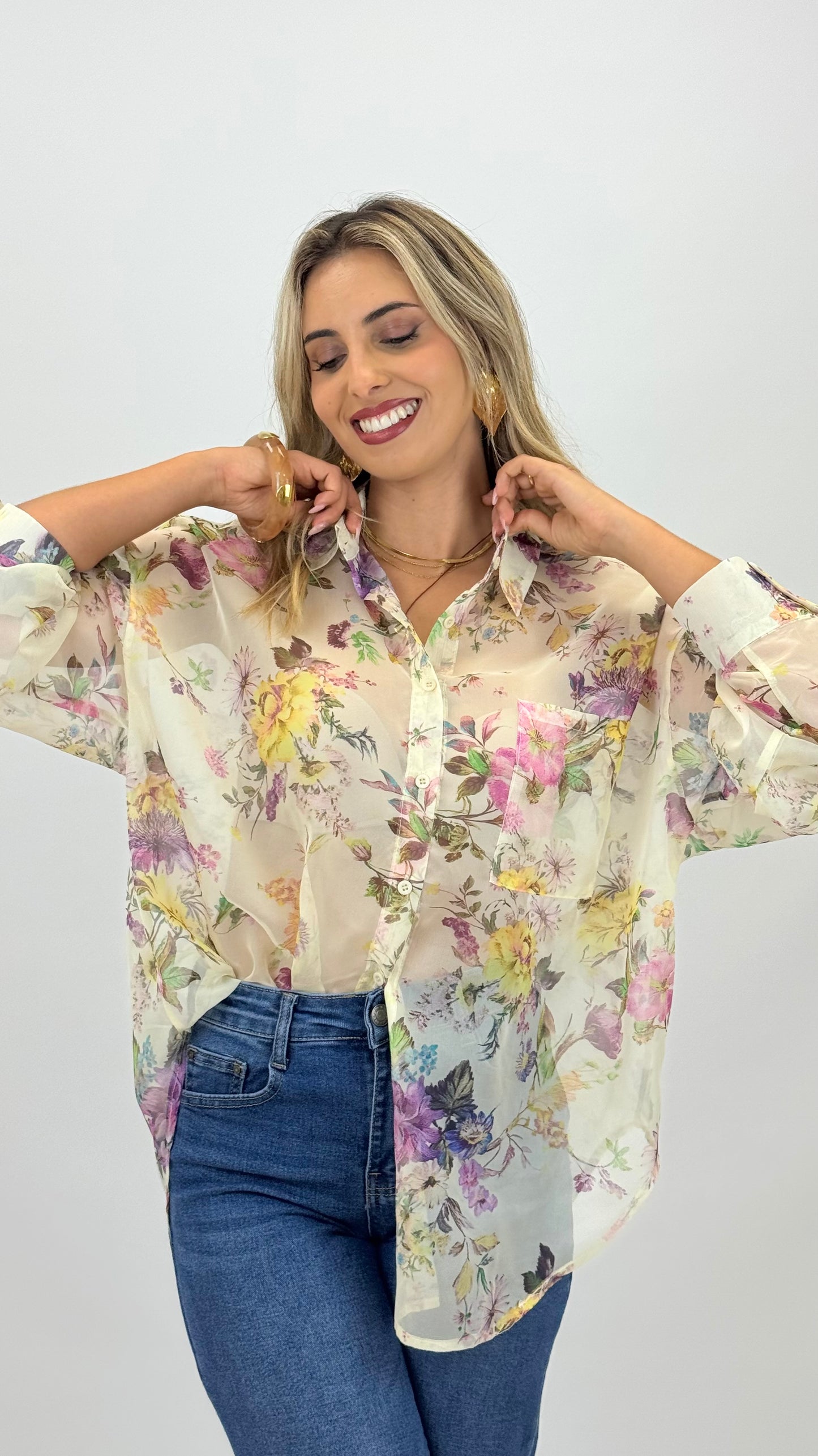 Camisa floral fundo pérola