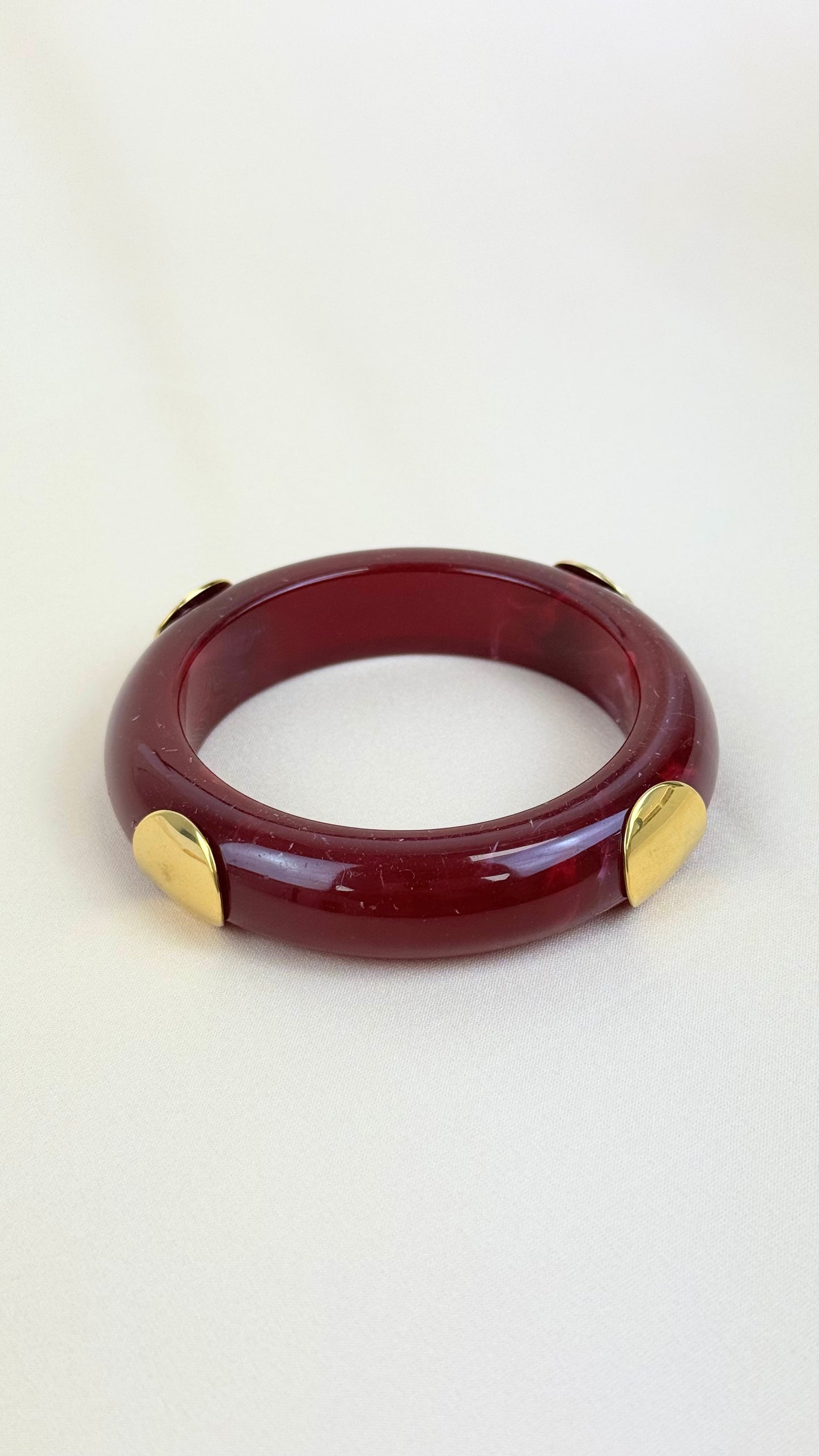 Pulseira acrilico bordeaux com aço dourado