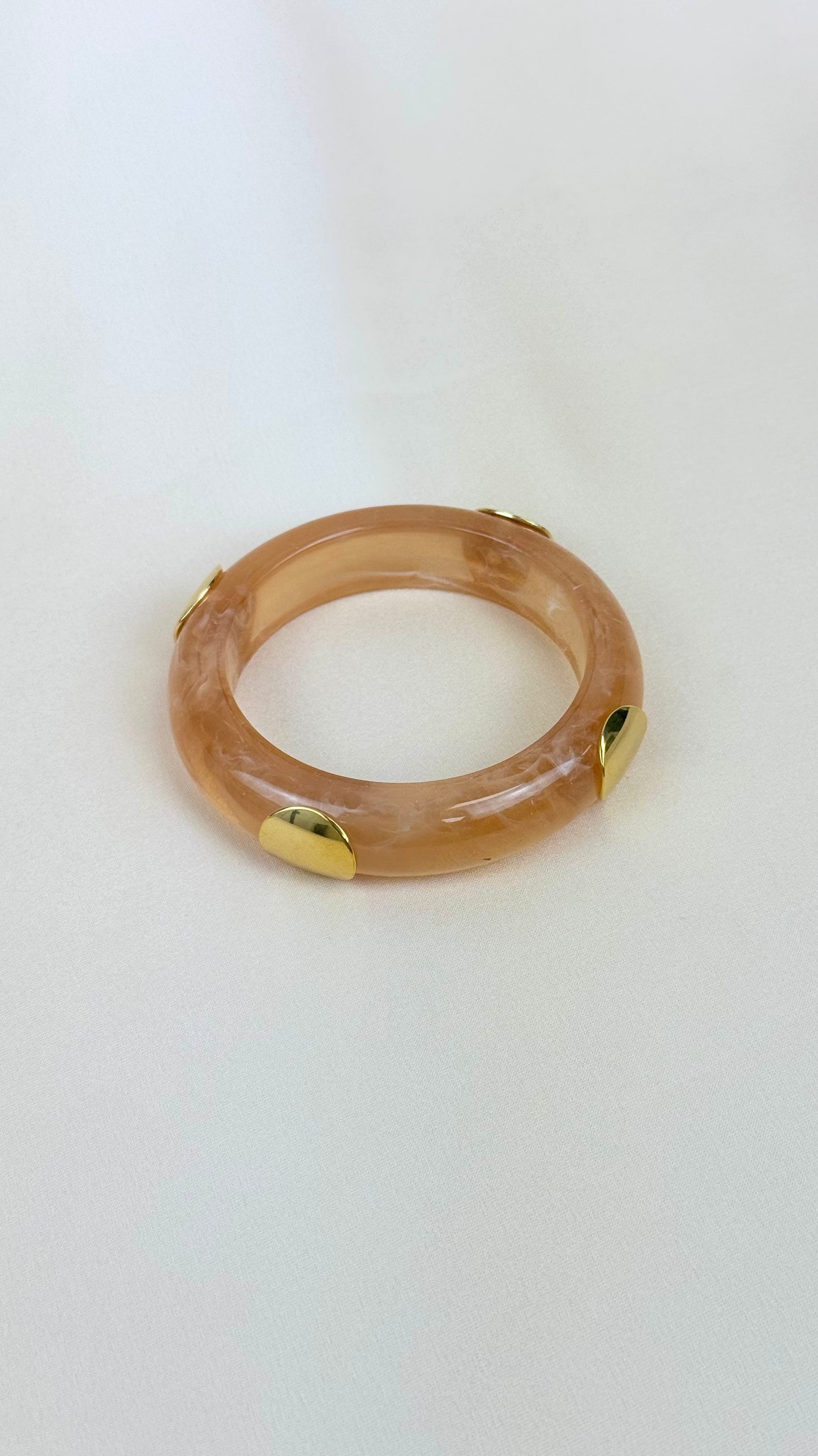 Pulseira acrilico bege com aço dourado