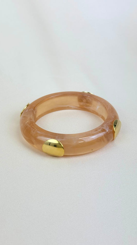 Pulseira acrilico bege com aço dourado