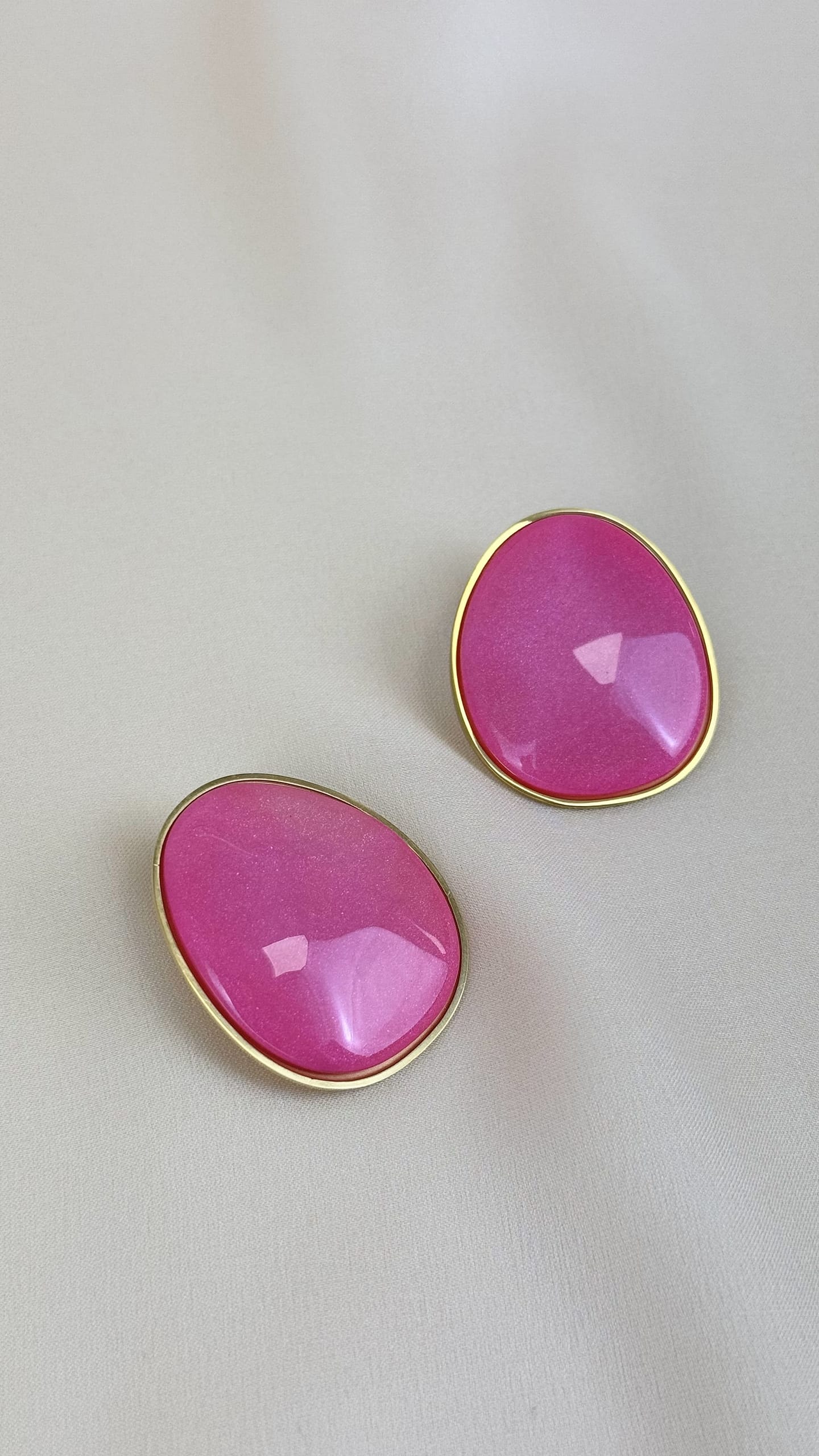 Brincos aço dourado e acrílico rosa
