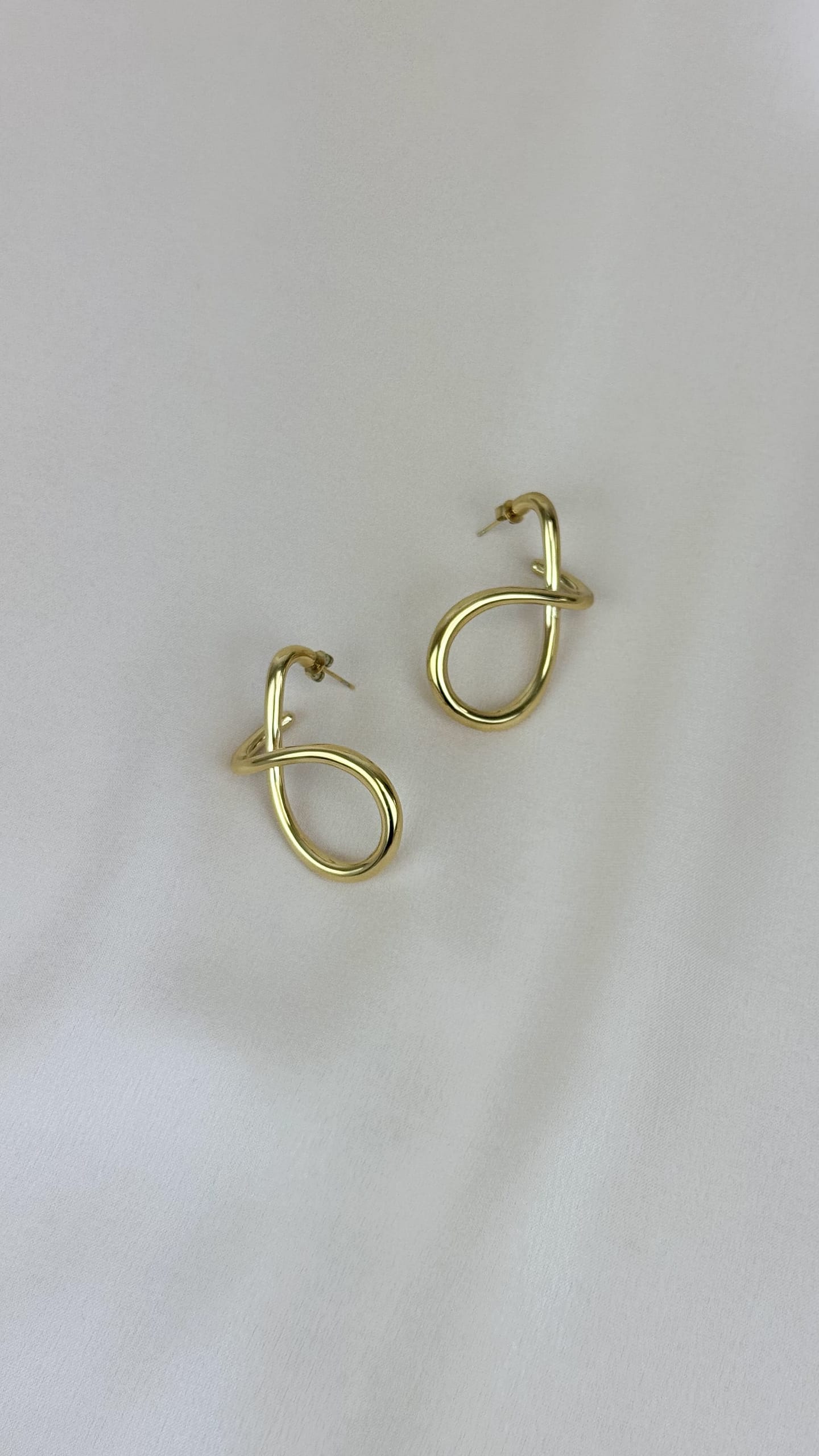 Brincos aço entrelaçado dourado
