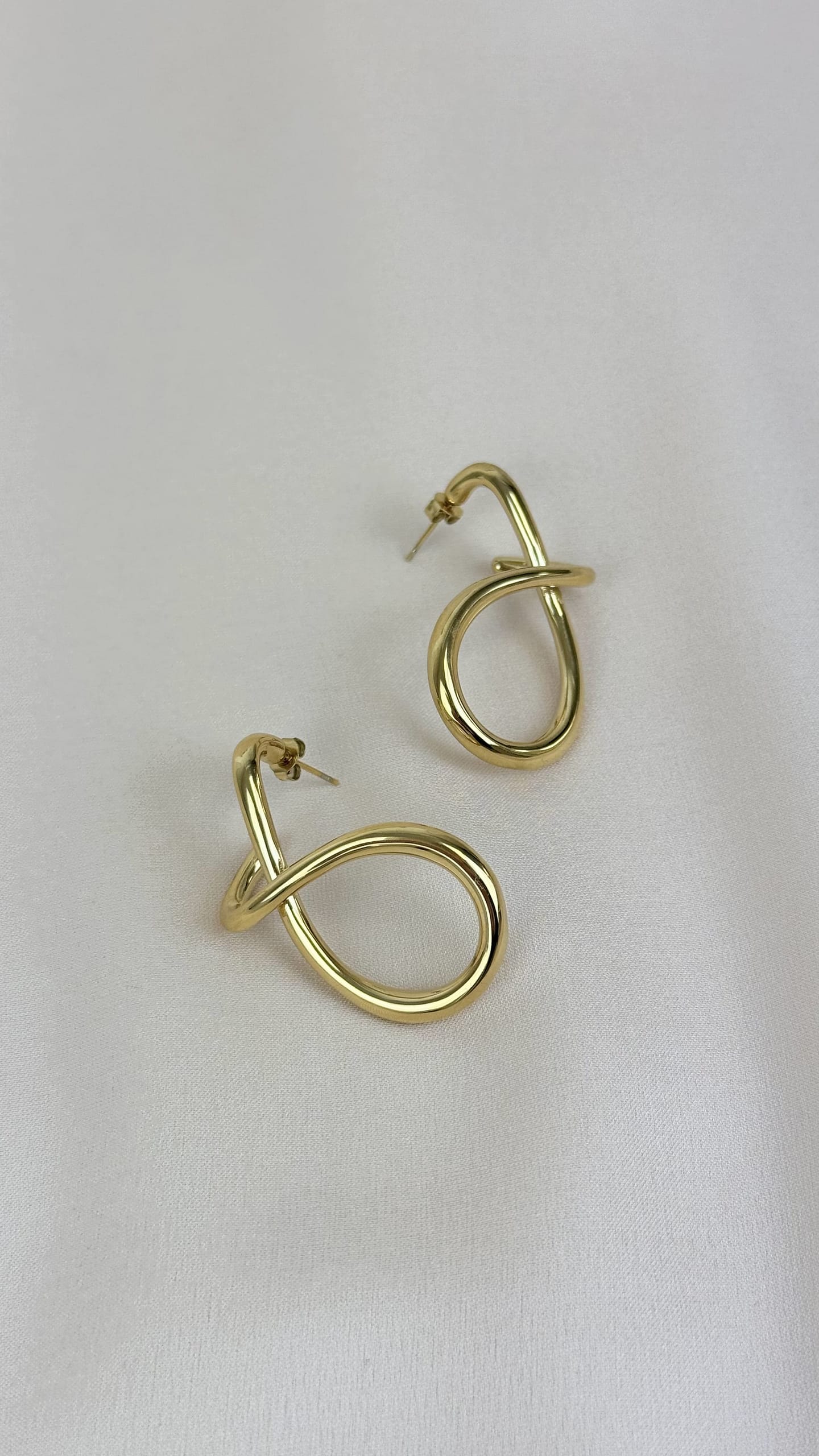 Brincos aço entrelaçado dourado