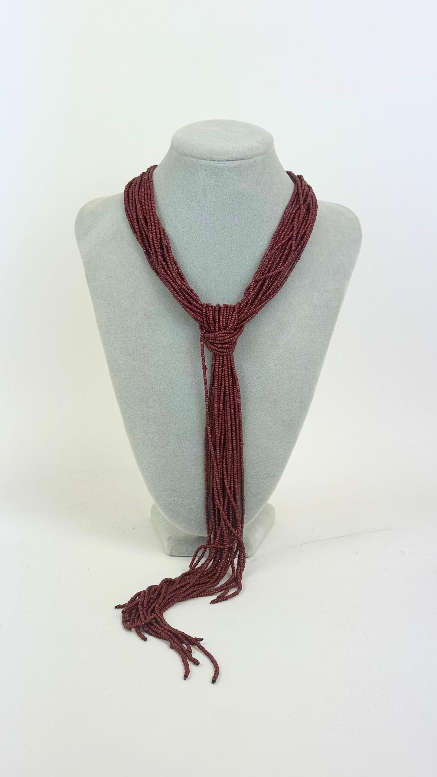 Colar gravata missangas bordeaux