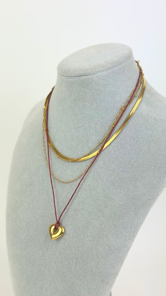 Colar fio bordeaux com coração aço dourado
