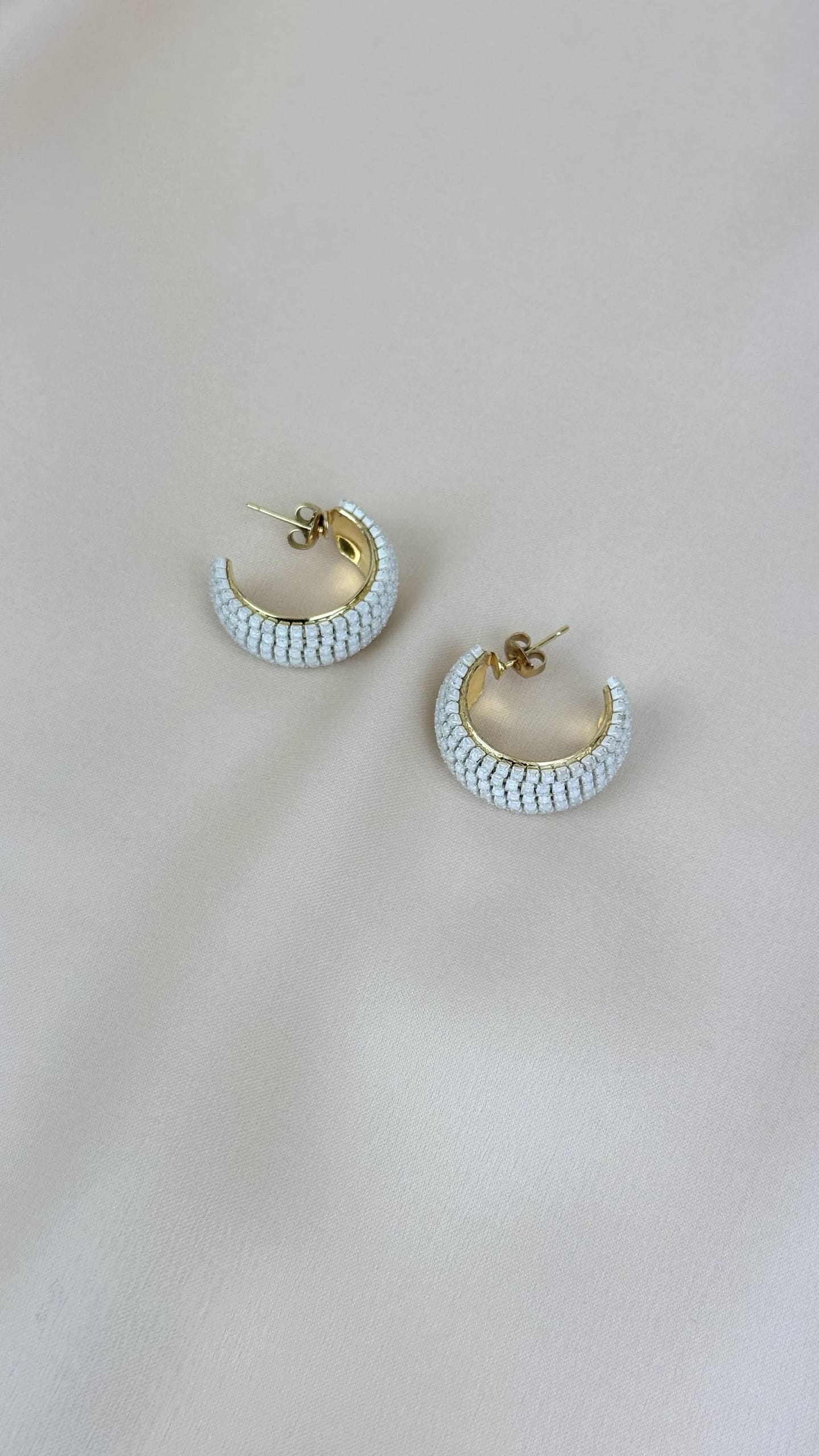 Argolas pequenas com brilhos branco