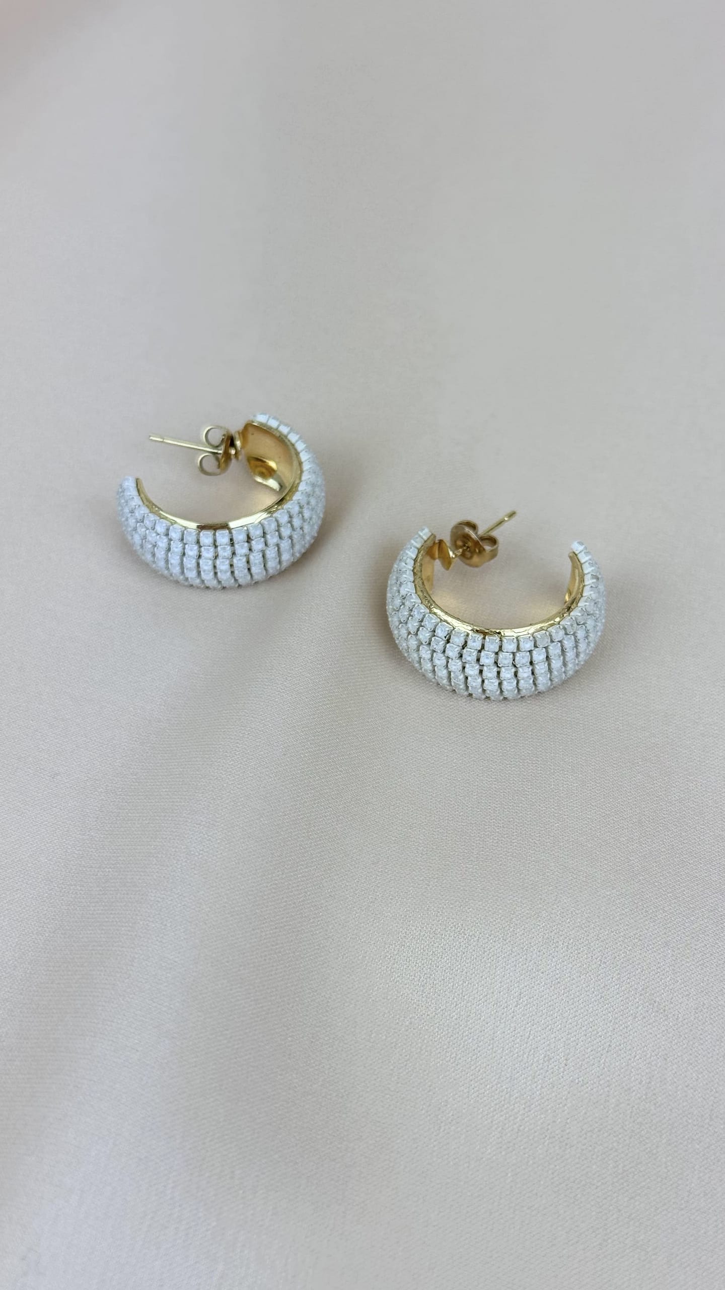 Argolas pequenas com brilhos branco
