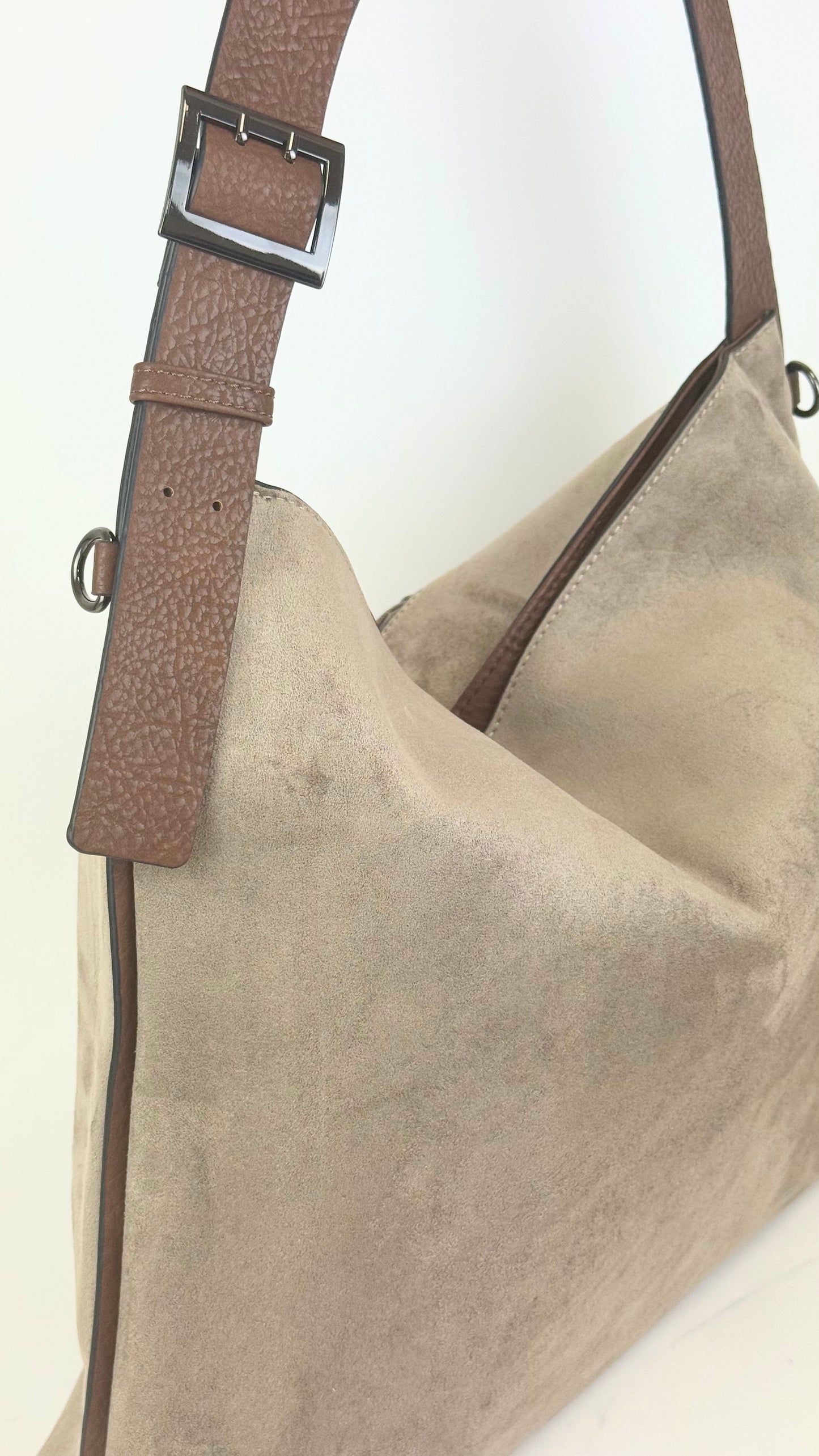 Carteira camurça grande taupe com alça castanho