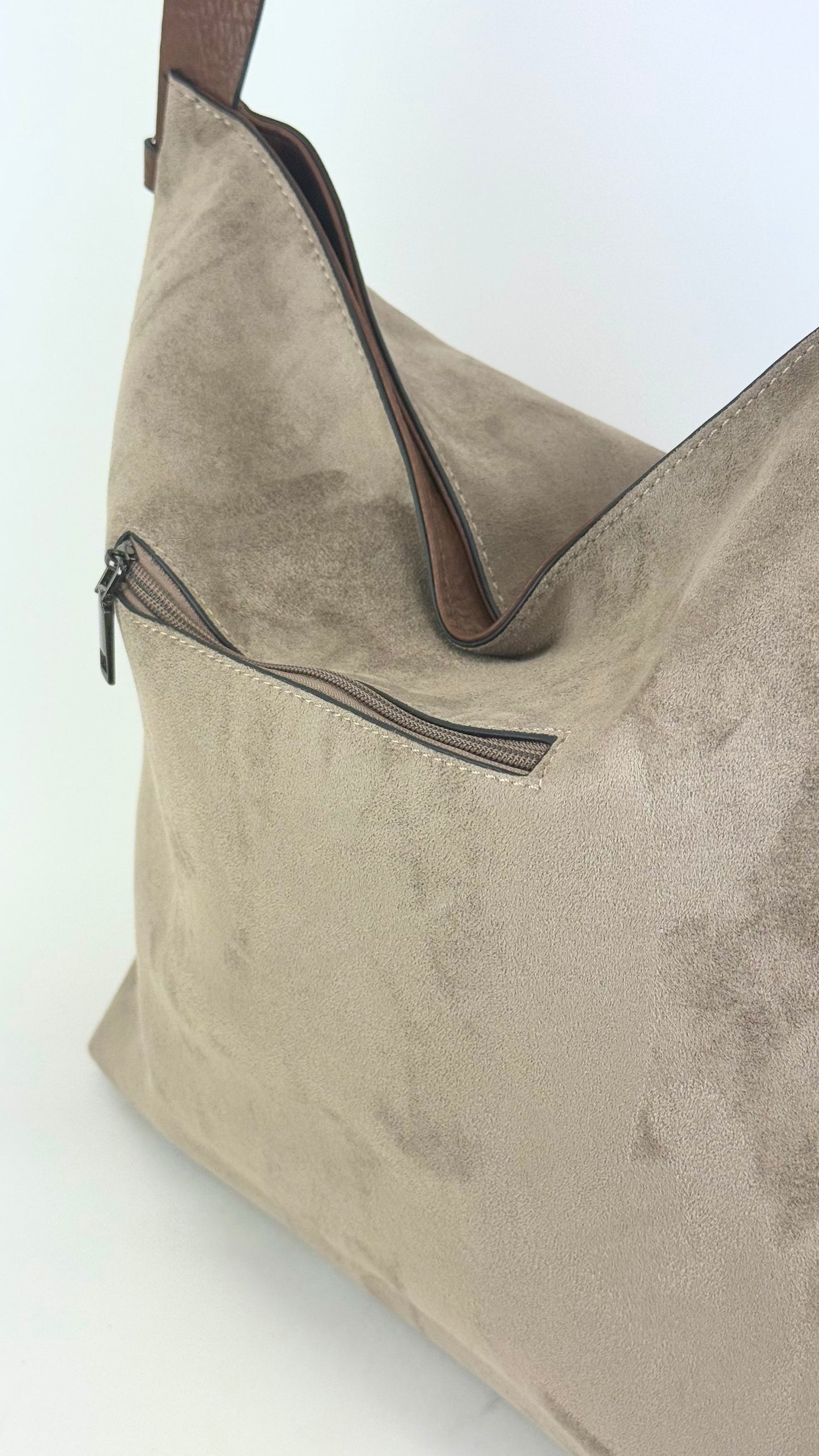 Carteira camurça grande taupe com alça castanho
