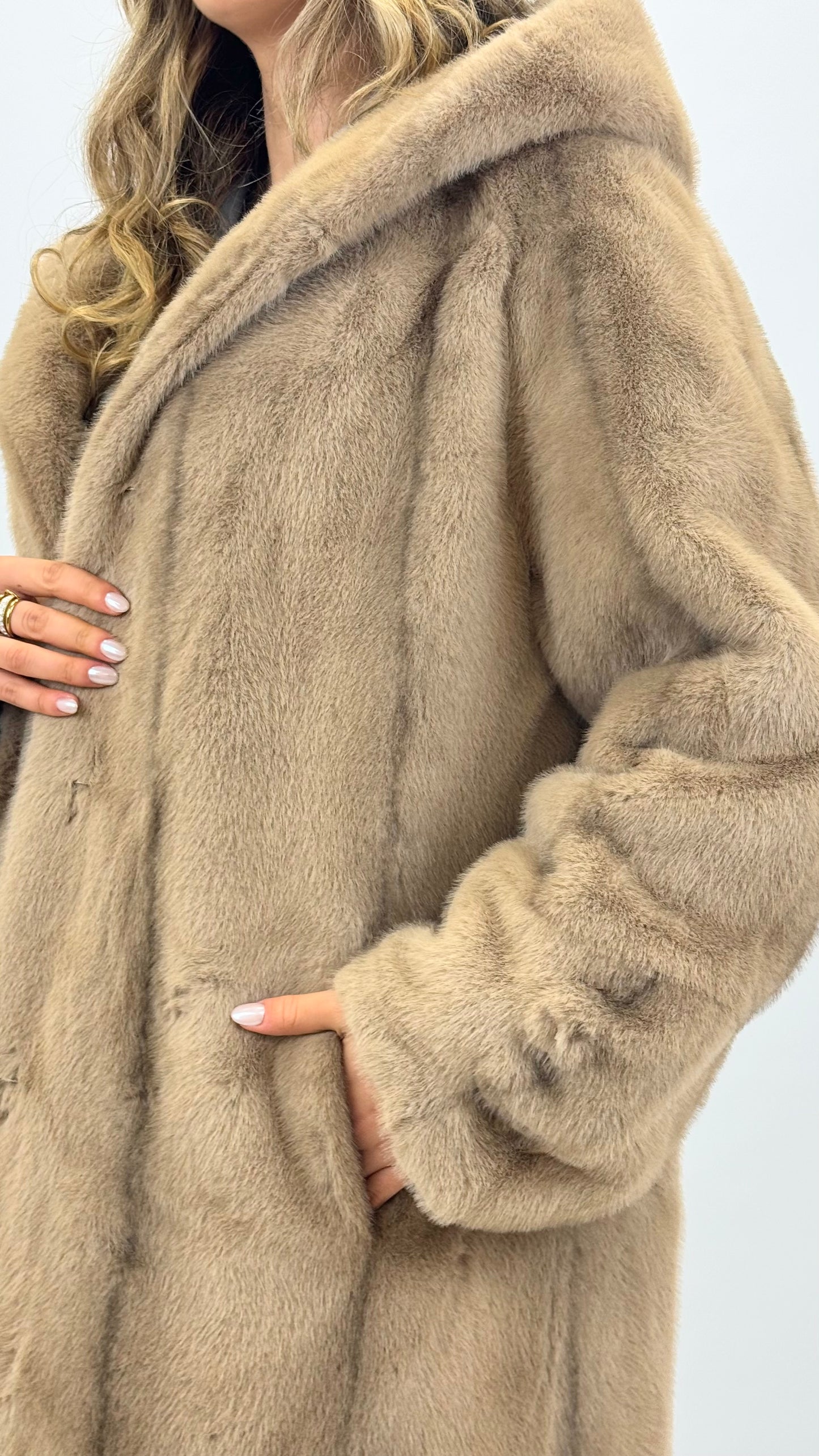 Casaco pêlo sintético riscado bege/camel