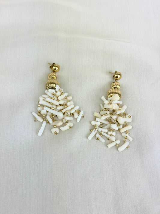Brincos aço dourado com pedrinhas branco