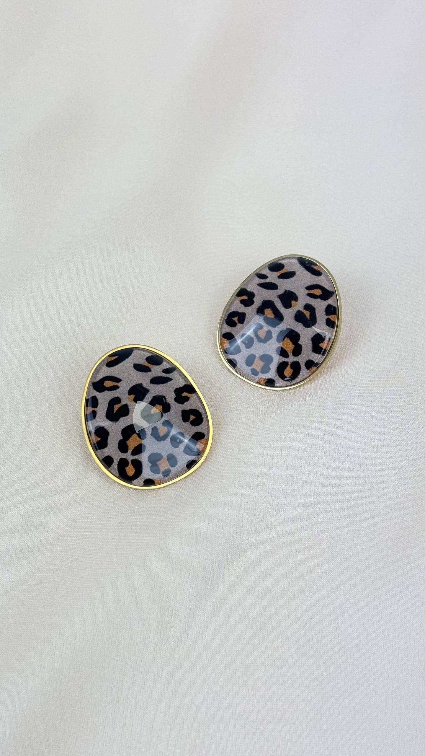 Brincos aço dourado com padrão leopardo
