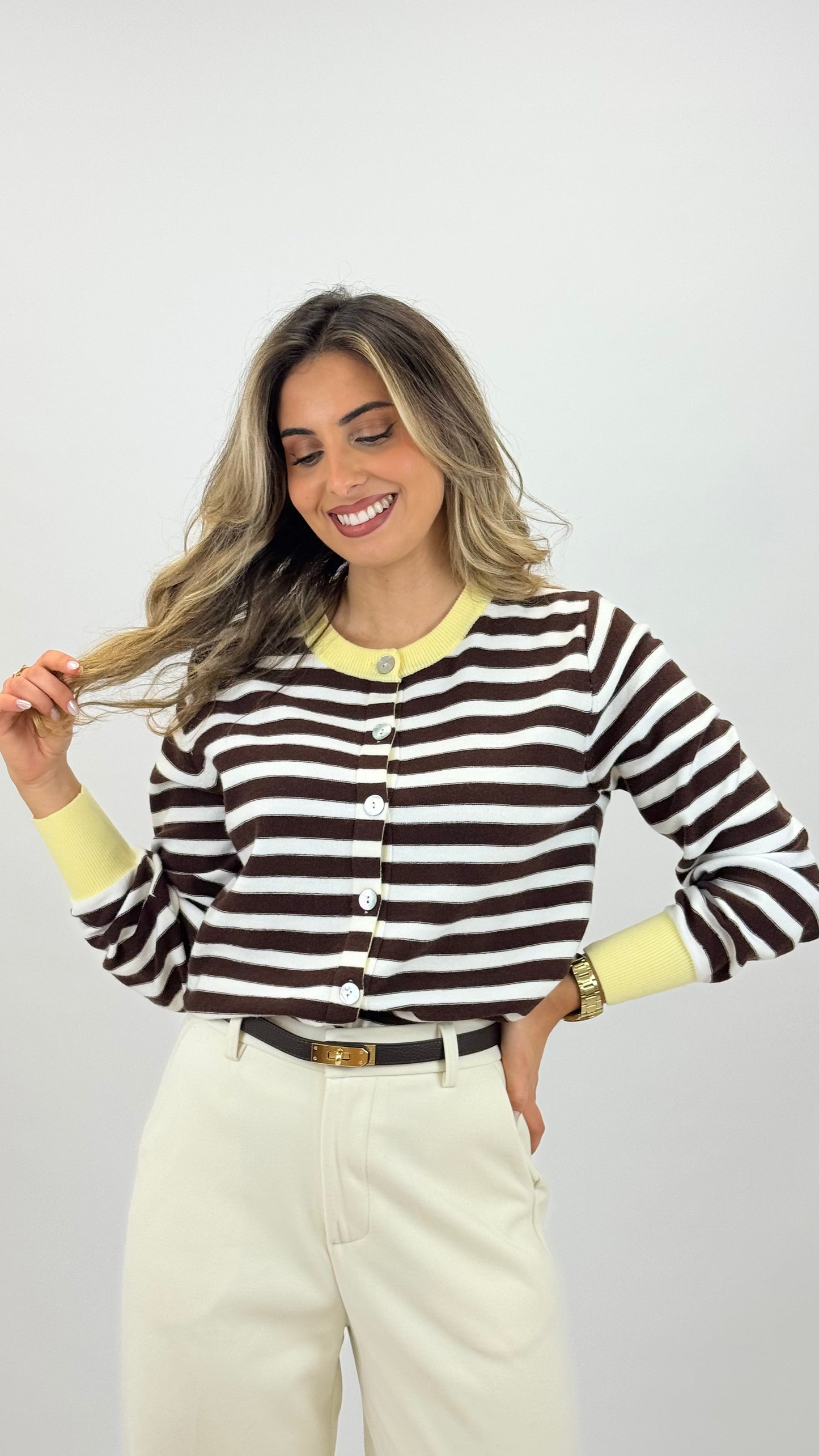 Casaco malha riscas castanho e pérola detalhes amarelo