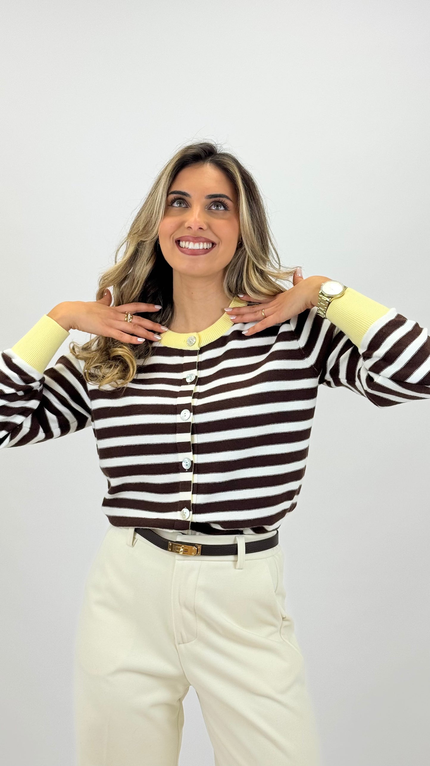 Casaco malha riscas castanho e pérola detalhes amarelo