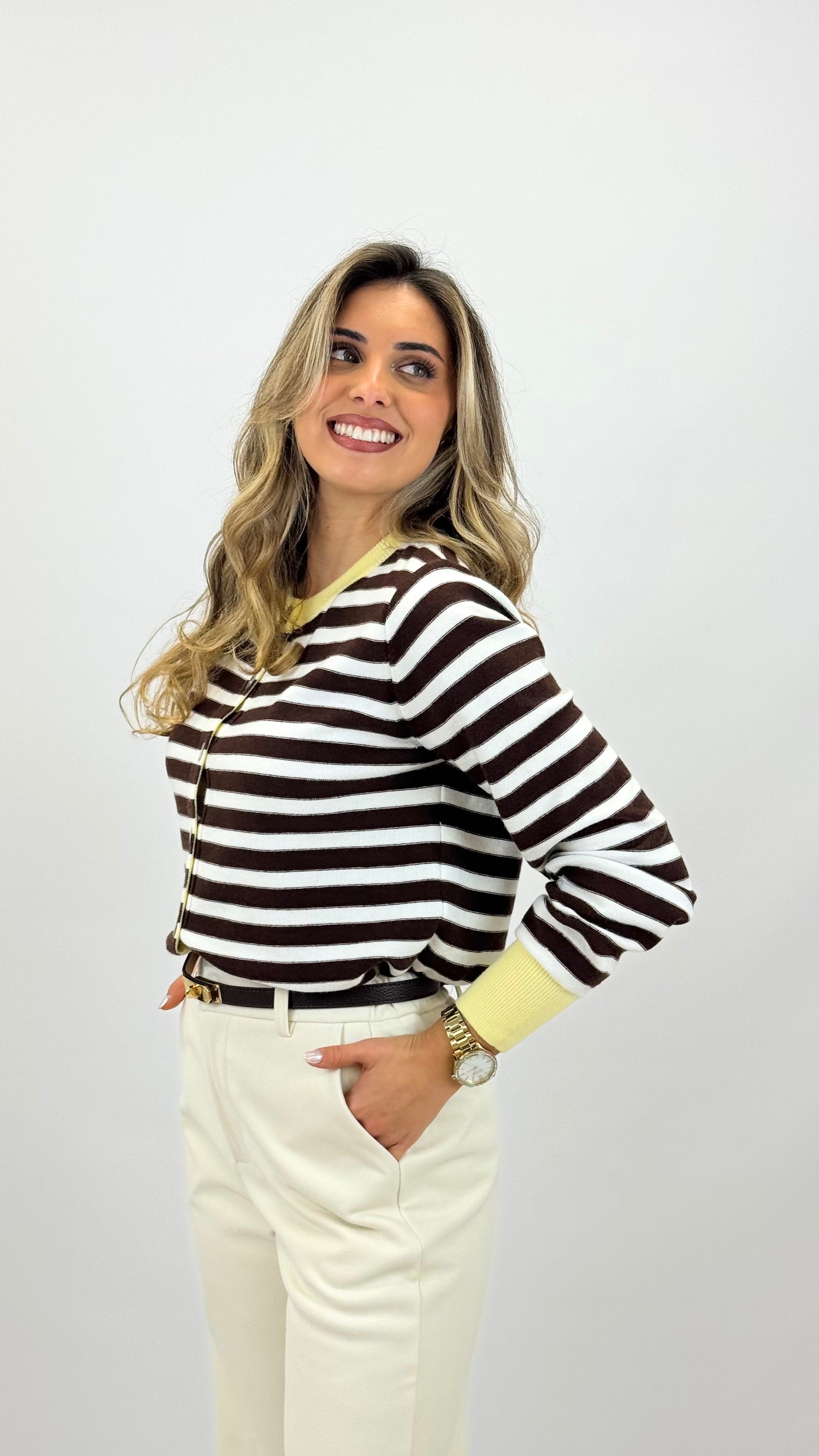 Casaco malha riscas castanho e pérola detalhes amarelo