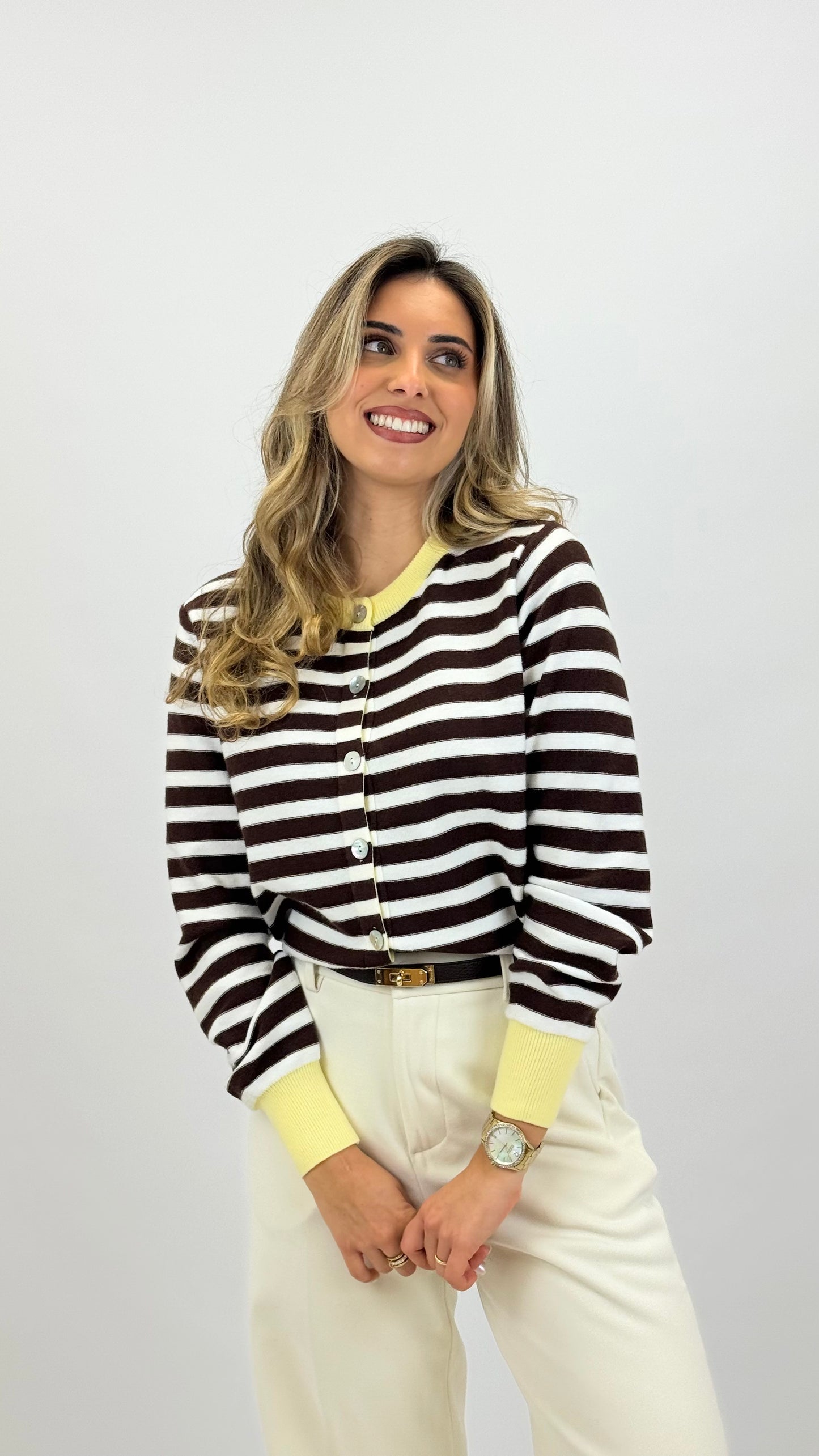 Casaco malha riscas castanho e pérola detalhes amarelo