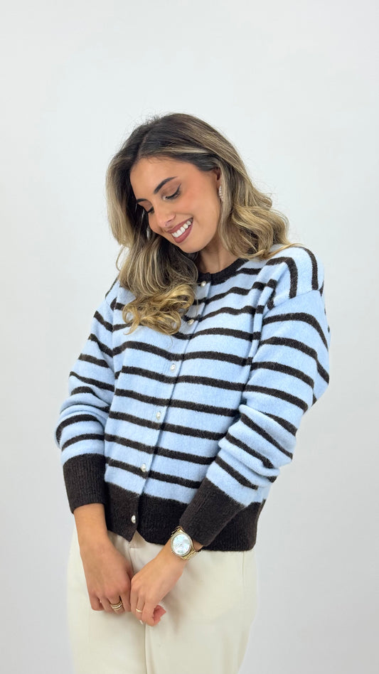 Casaco/camisola azul-bebé com risca castanha e botões pérola