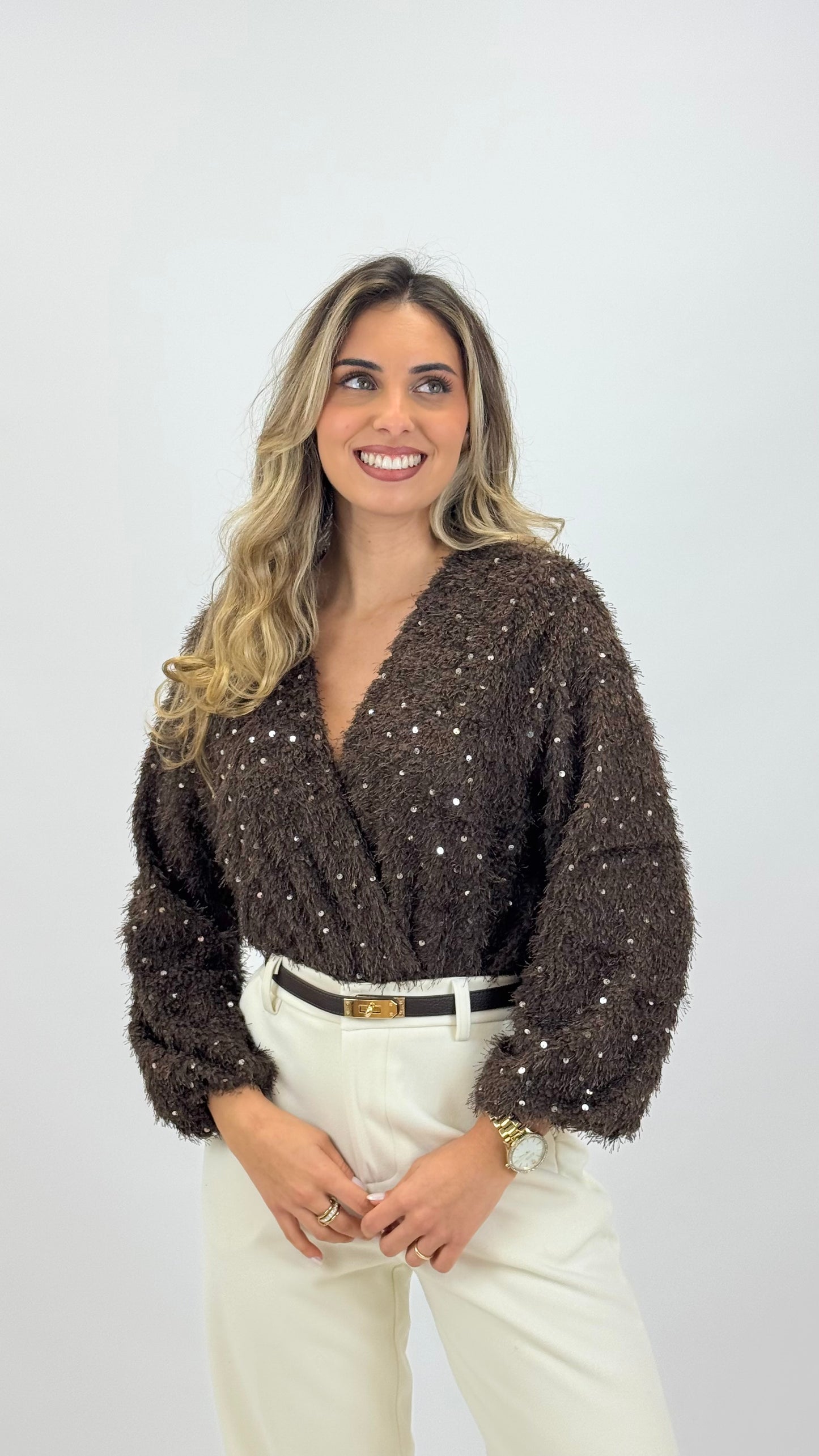 Body efeito pelinho castanho com lantejoulas