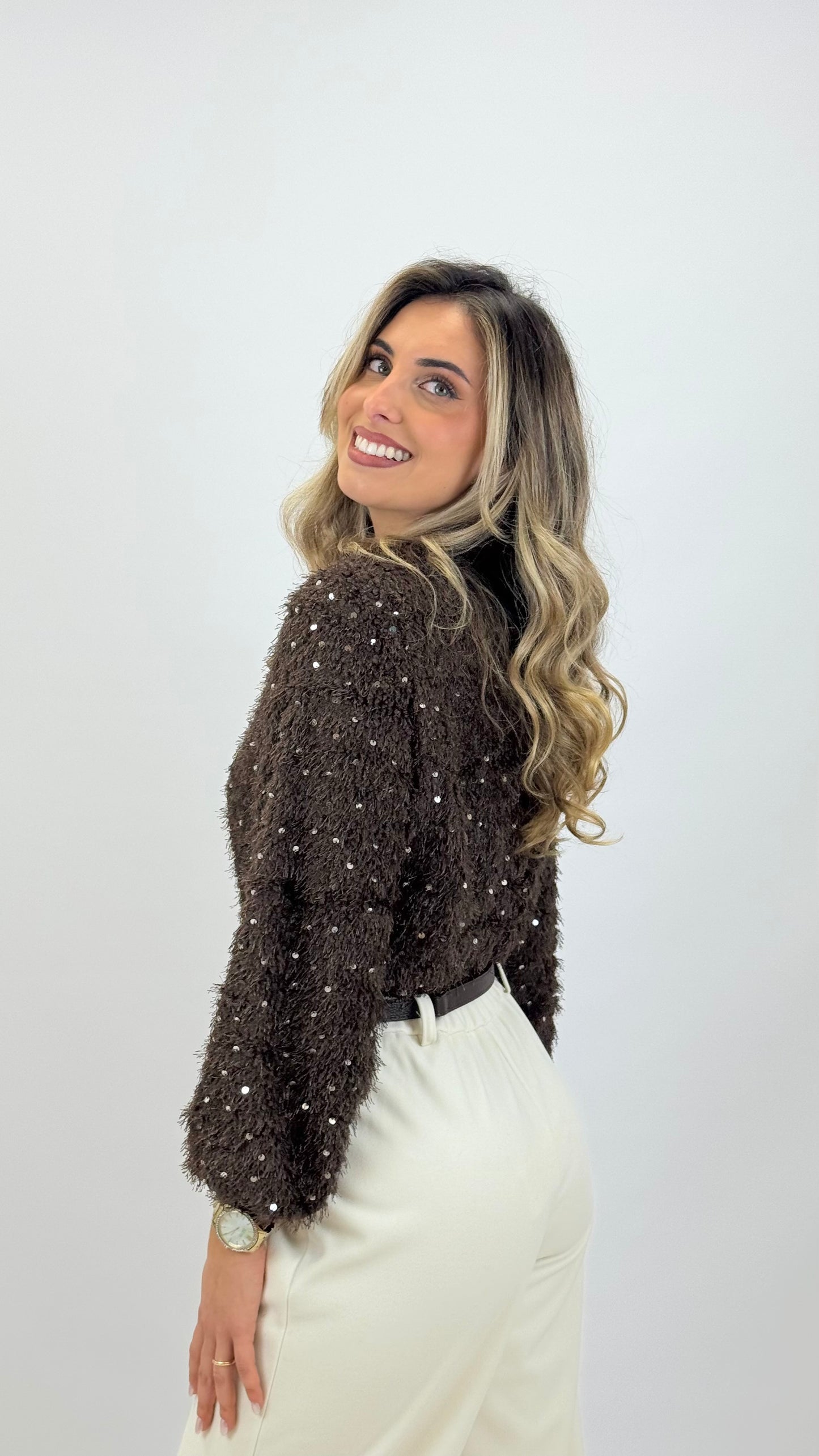 Body efeito pelinho castanho com lantejoulas