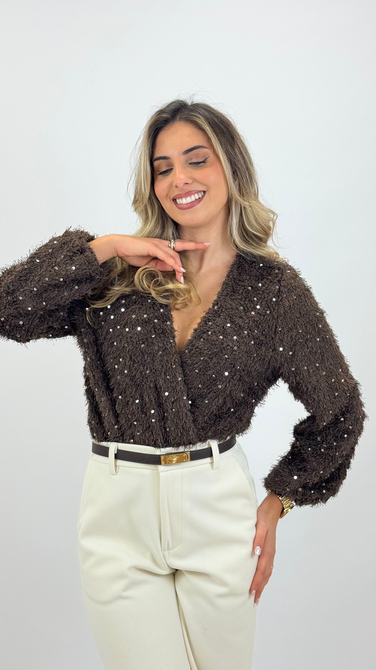 Body efeito pelinho castanho com lantejoulas