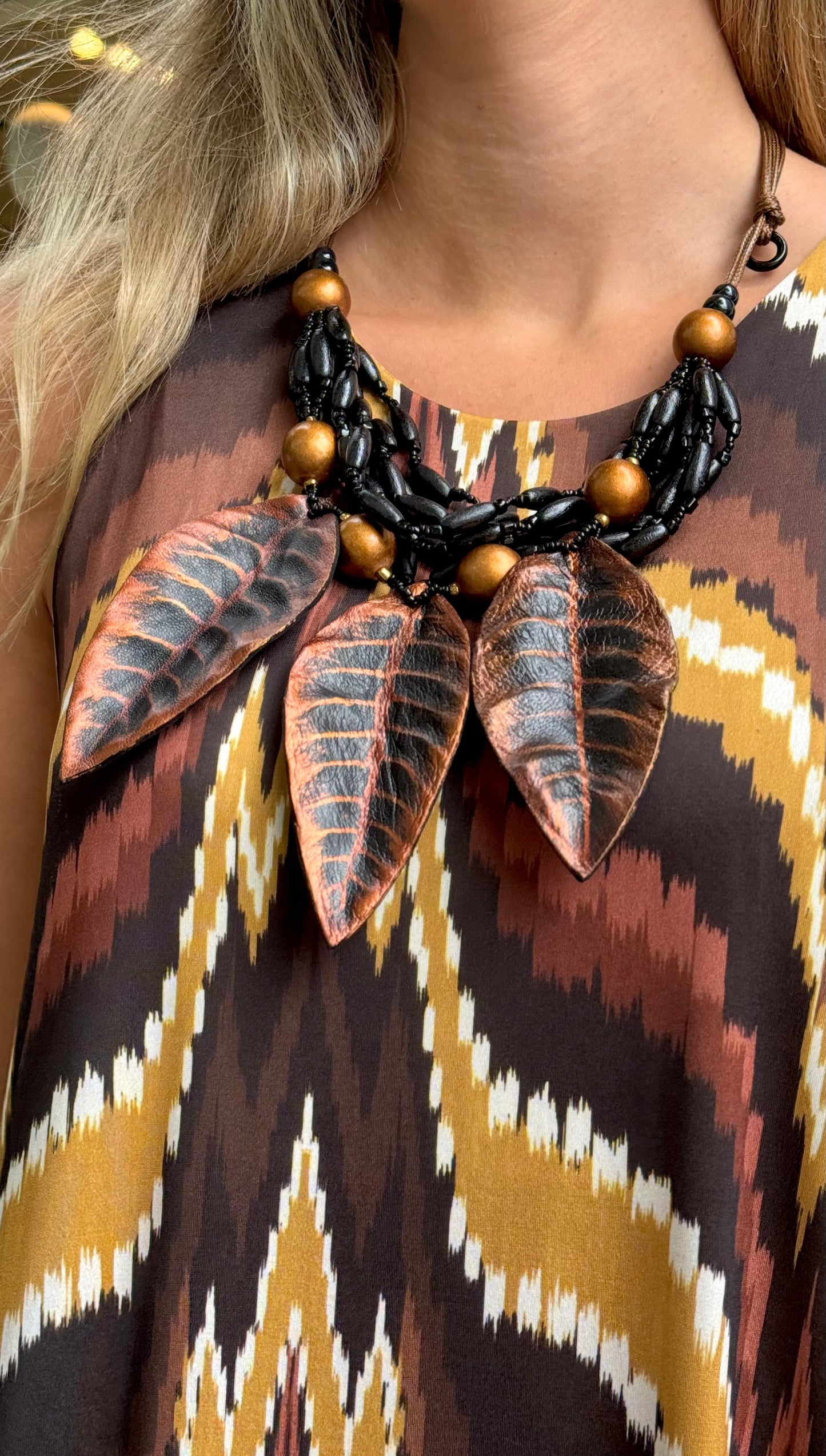 Colar folhas preto e bronze