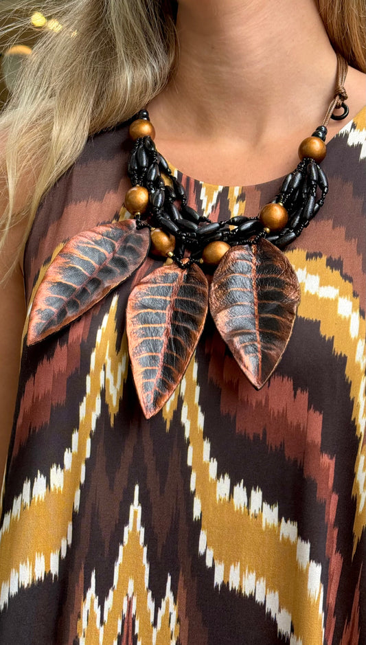 Colar folhas preto e bronze