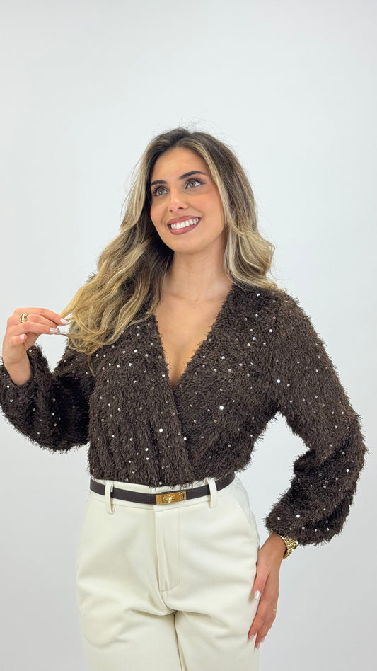 Body efeito pelinho castanho com lantejoulas