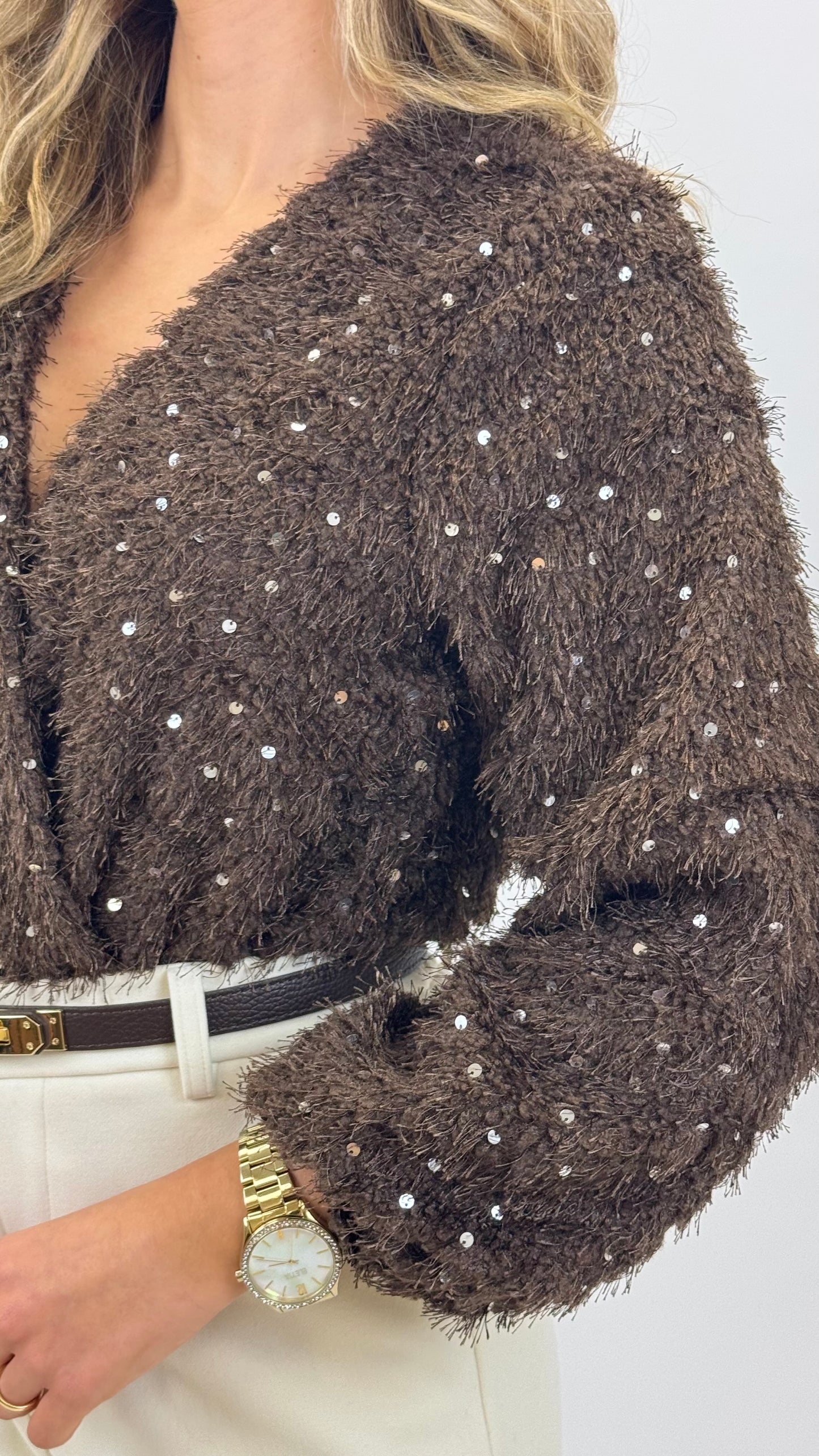 Body efeito pelinho castanho com lantejoulas