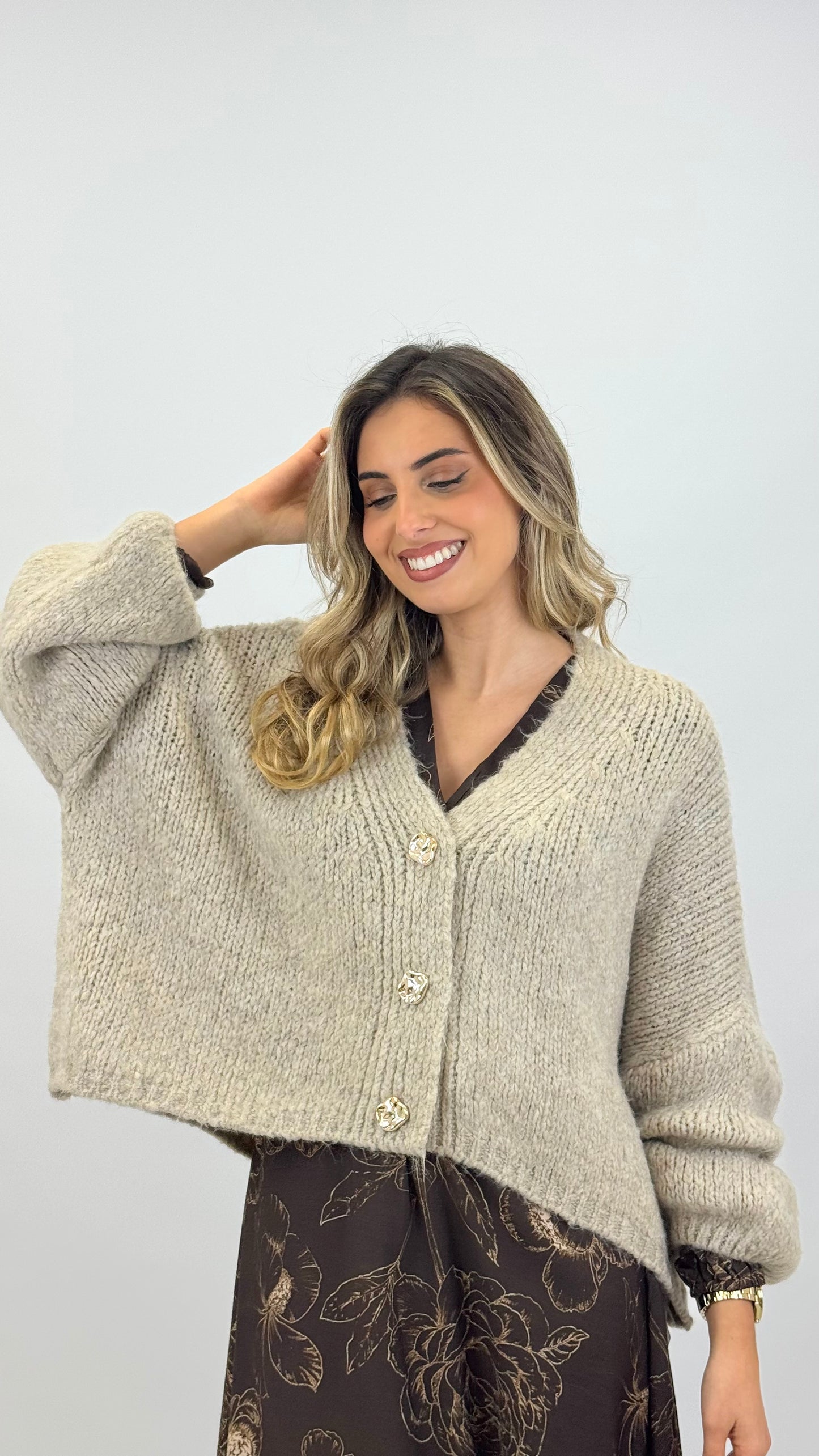 Casaco malha taupe com botões dourado