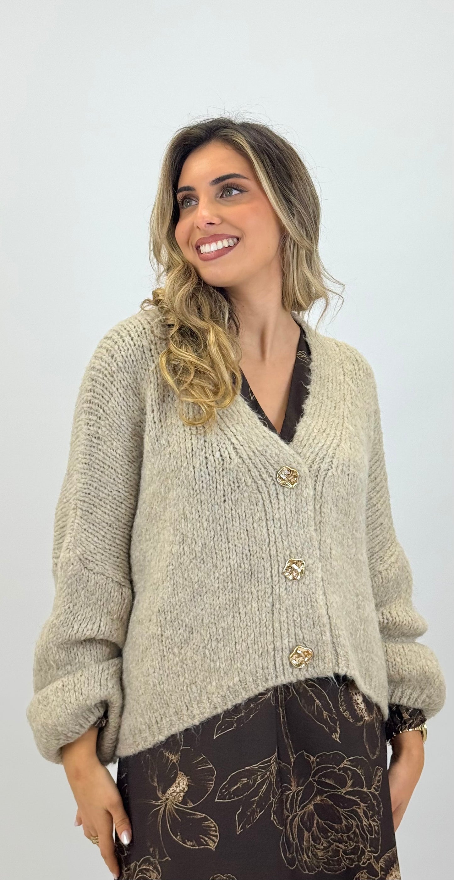 Casaco malha taupe com botões dourado