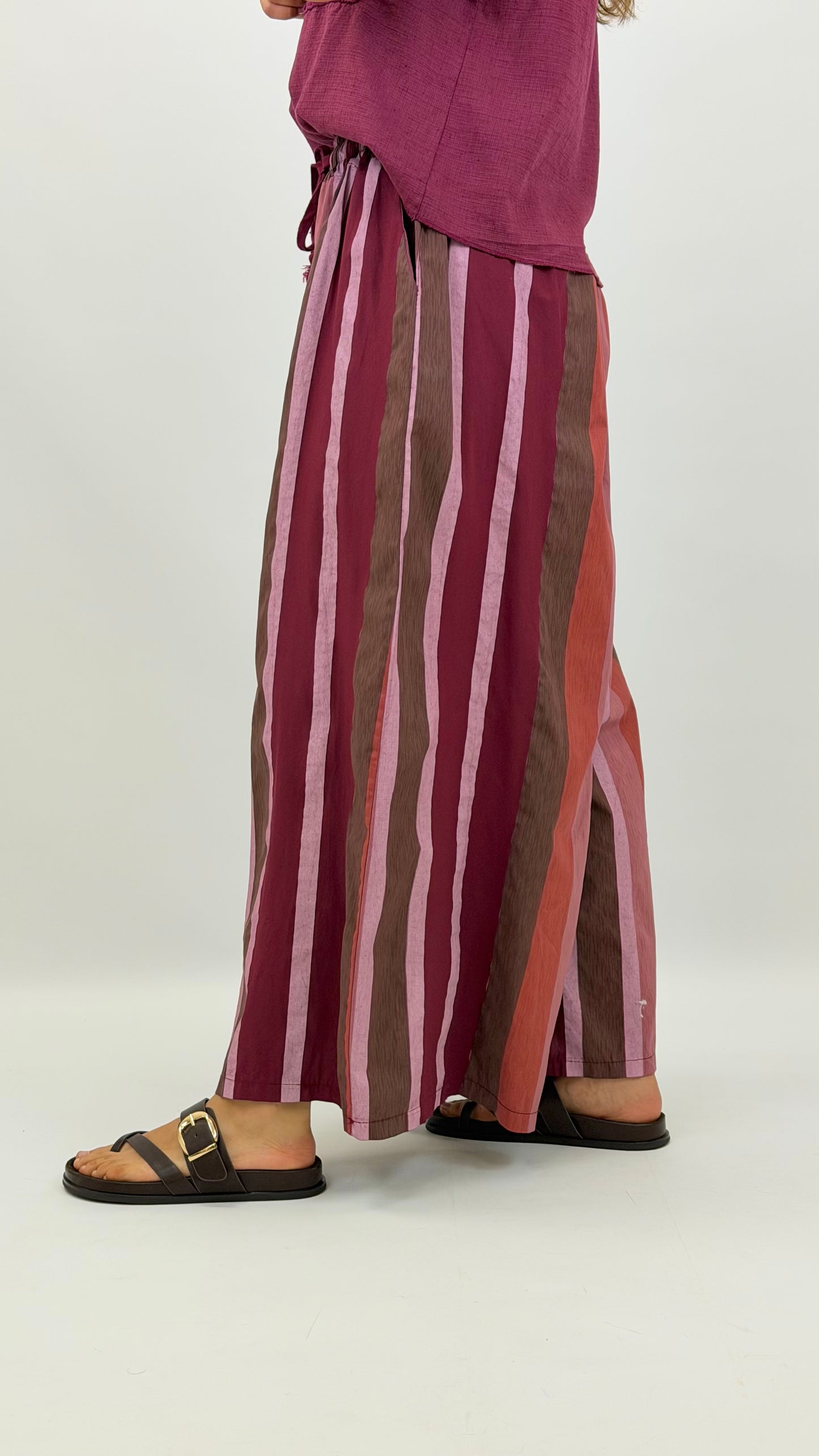 Pantalona estilo cullote riscas tons rosa e buganvilia