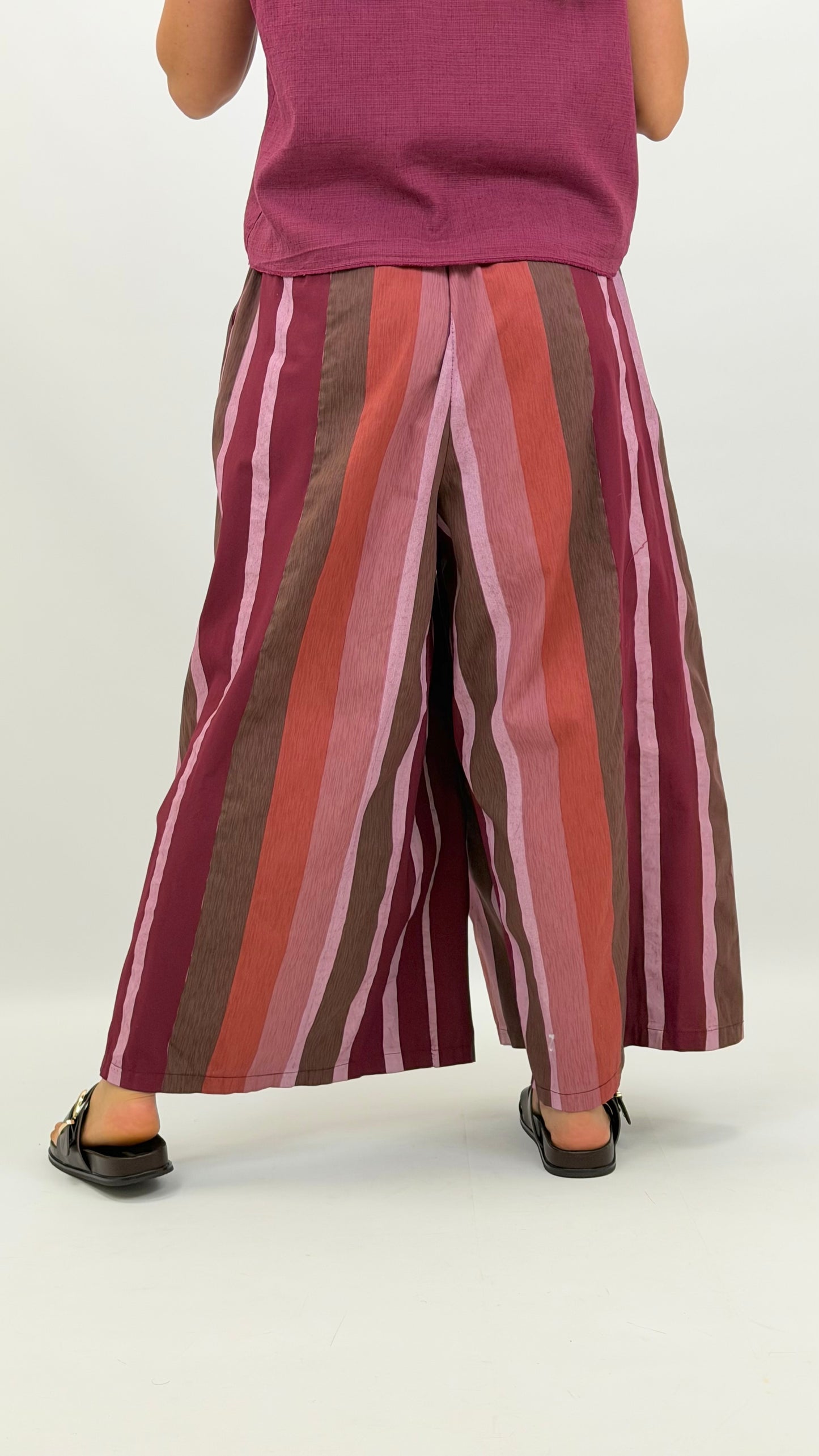 Pantalona estilo cullote riscas tons rosa e buganvilia