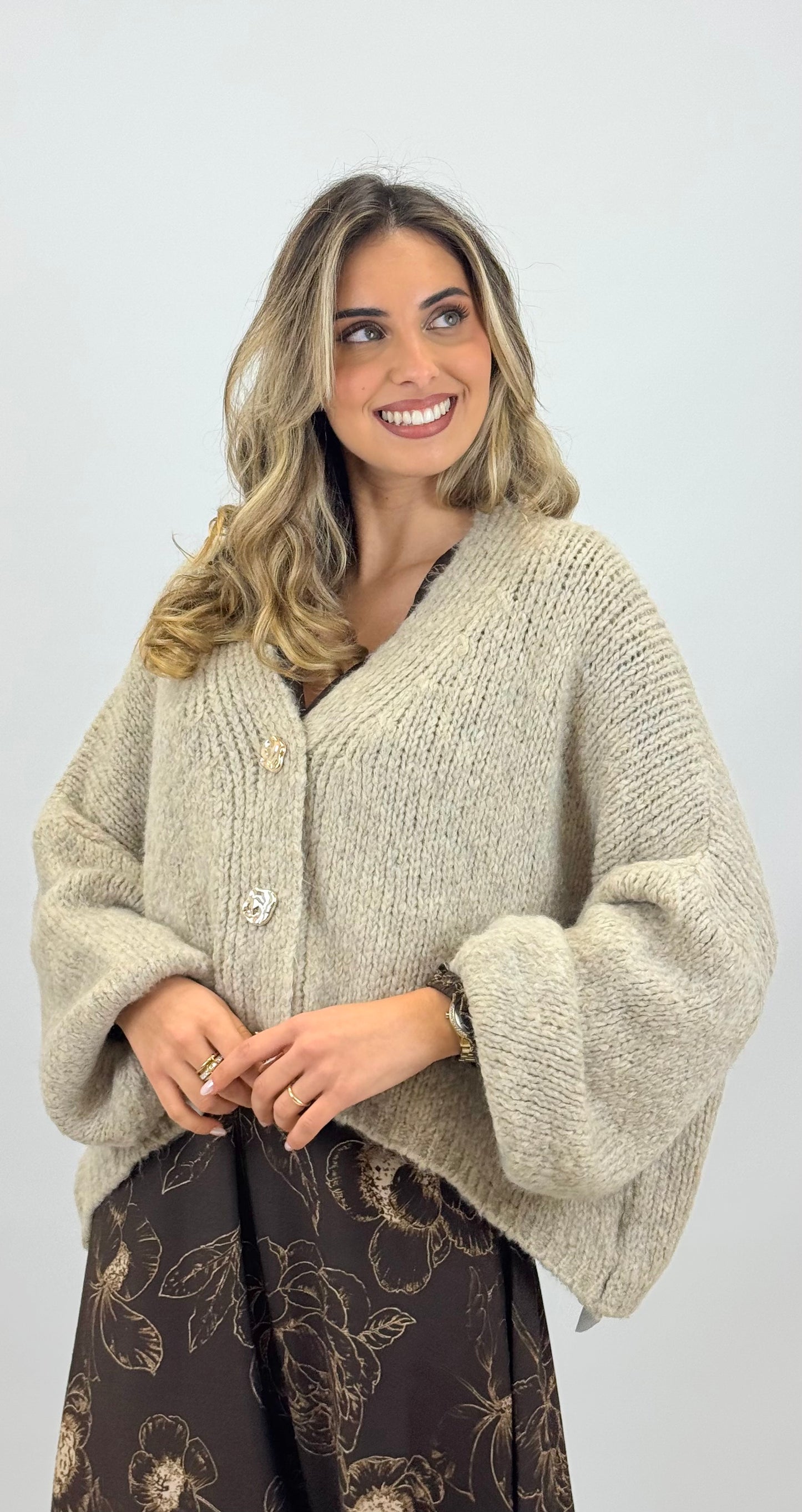 Casaco malha taupe com botões dourado