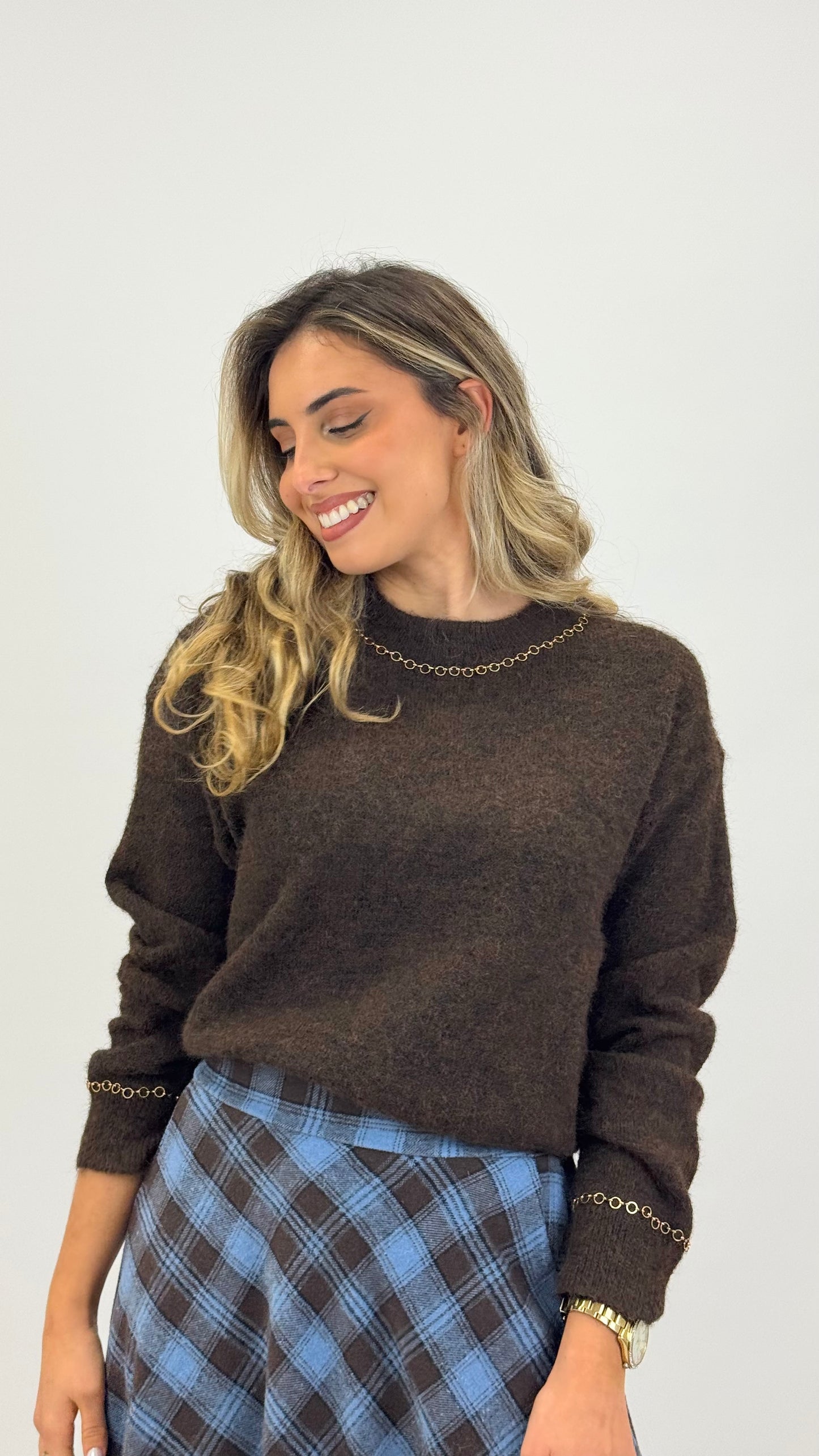 Camisola malha castanha com pormenor corrente dourada