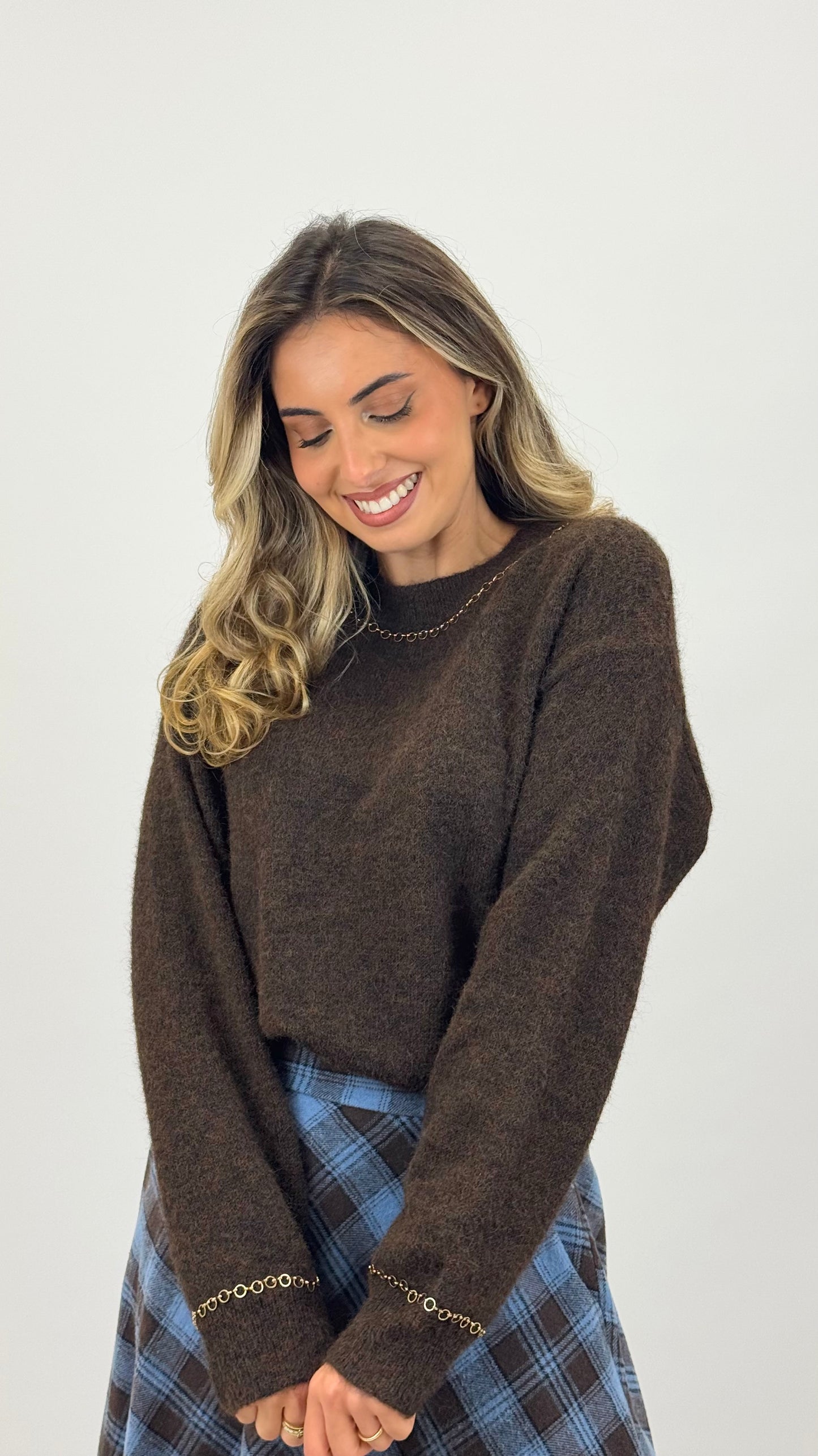 Camisola malha castanha com pormenor corrente dourada