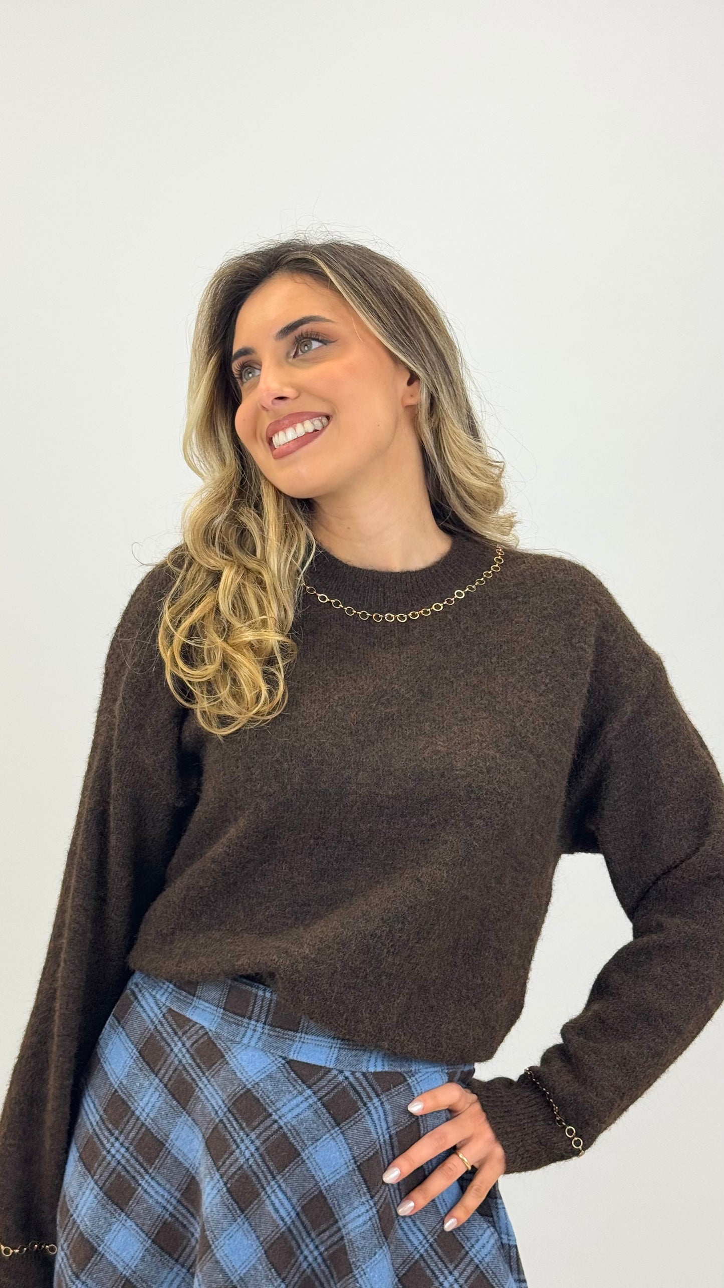 Camisola malha castanha com pormenor corrente dourada