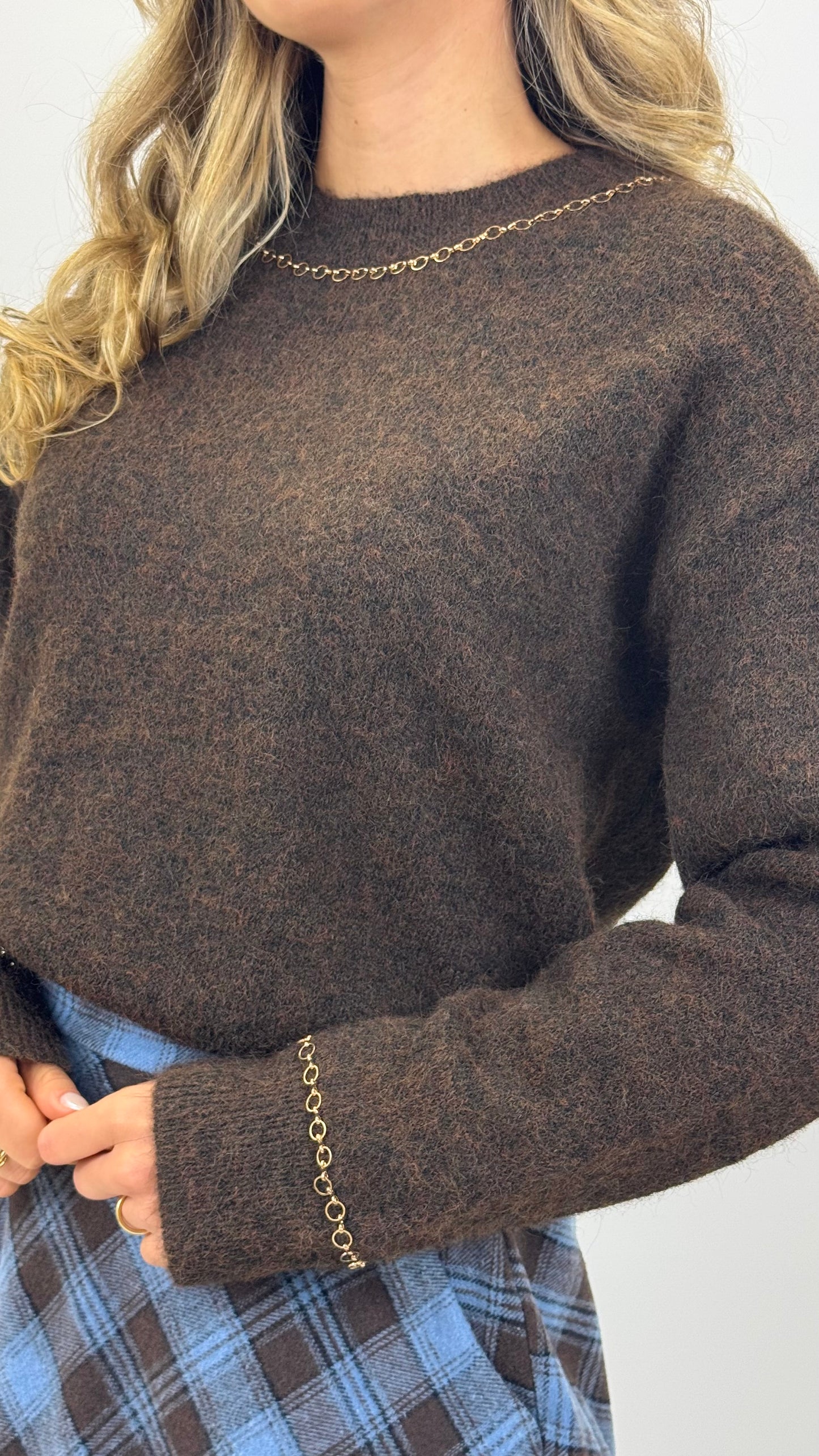 Camisola malha castanha com pormenor corrente dourada