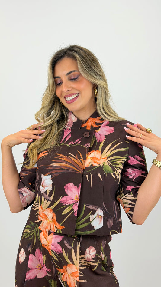Blazer castanho com estampado floral tons verde, laranja e rosa
