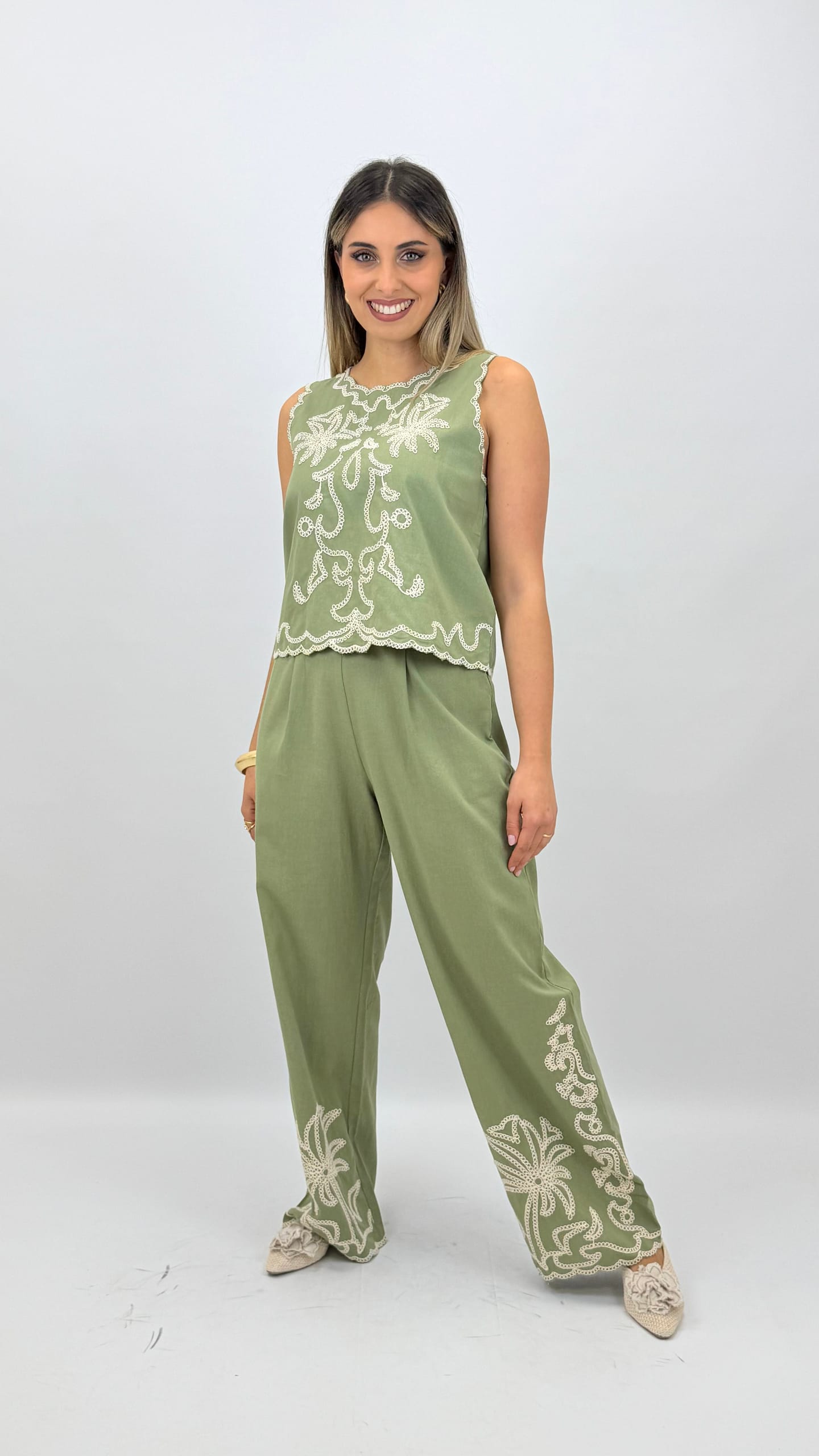 Conjunto verde-oliva com bordado creme